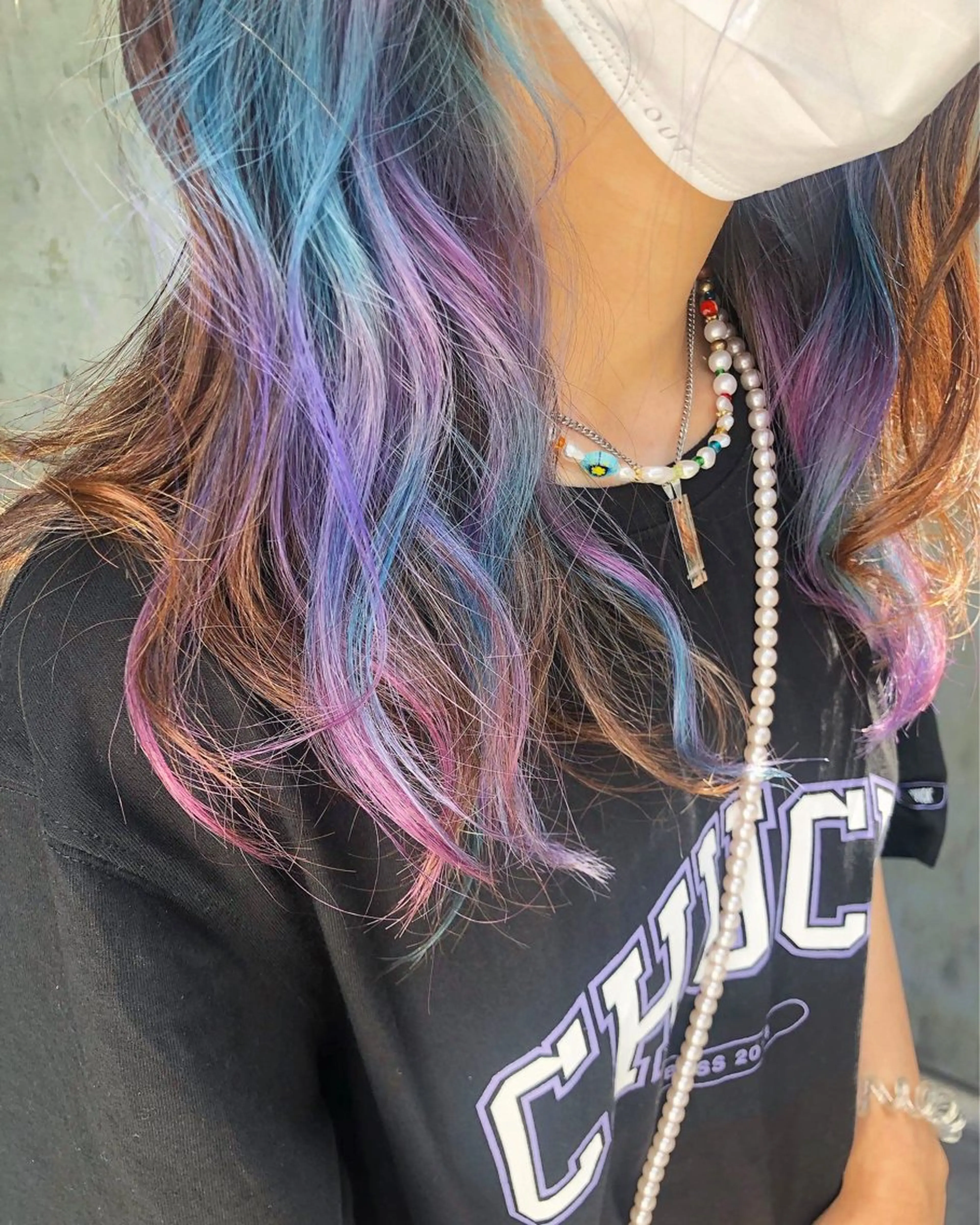 セミロング カラー ブリーチ デザインカラー イヤリングカラー ユニコーンカラー カット ヘアカラー トリートメント 原宿サロン代表 デザインカラー伊藤卓のヘアスタイル