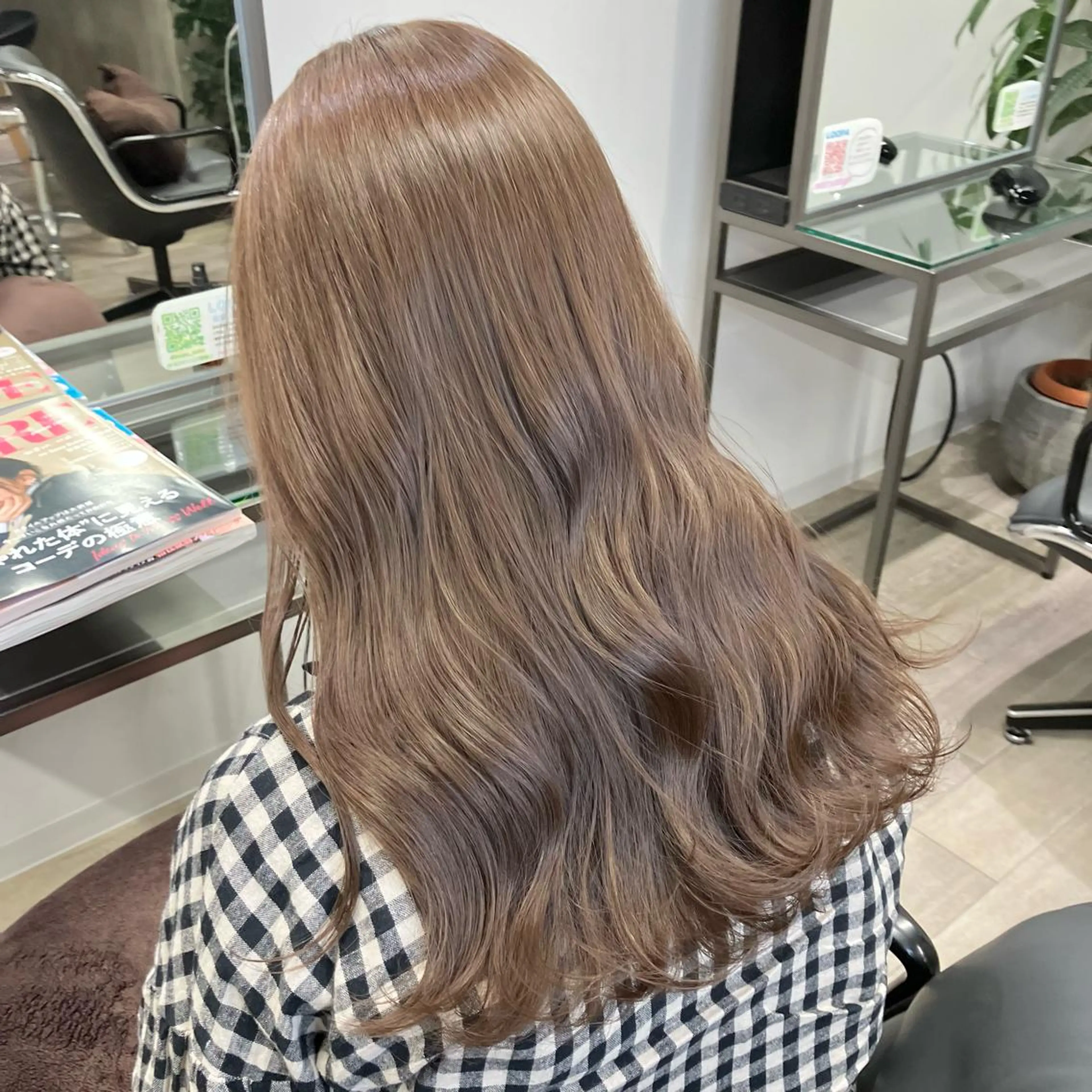 ミディアム カラー ベージュカラー ブリーチ ミルクティーベージュ ブリーチなしカラー 卒業式のヘアスタイル 髪質改善/縮毛矯正 /美髪カラー/こてのヘアスタイル