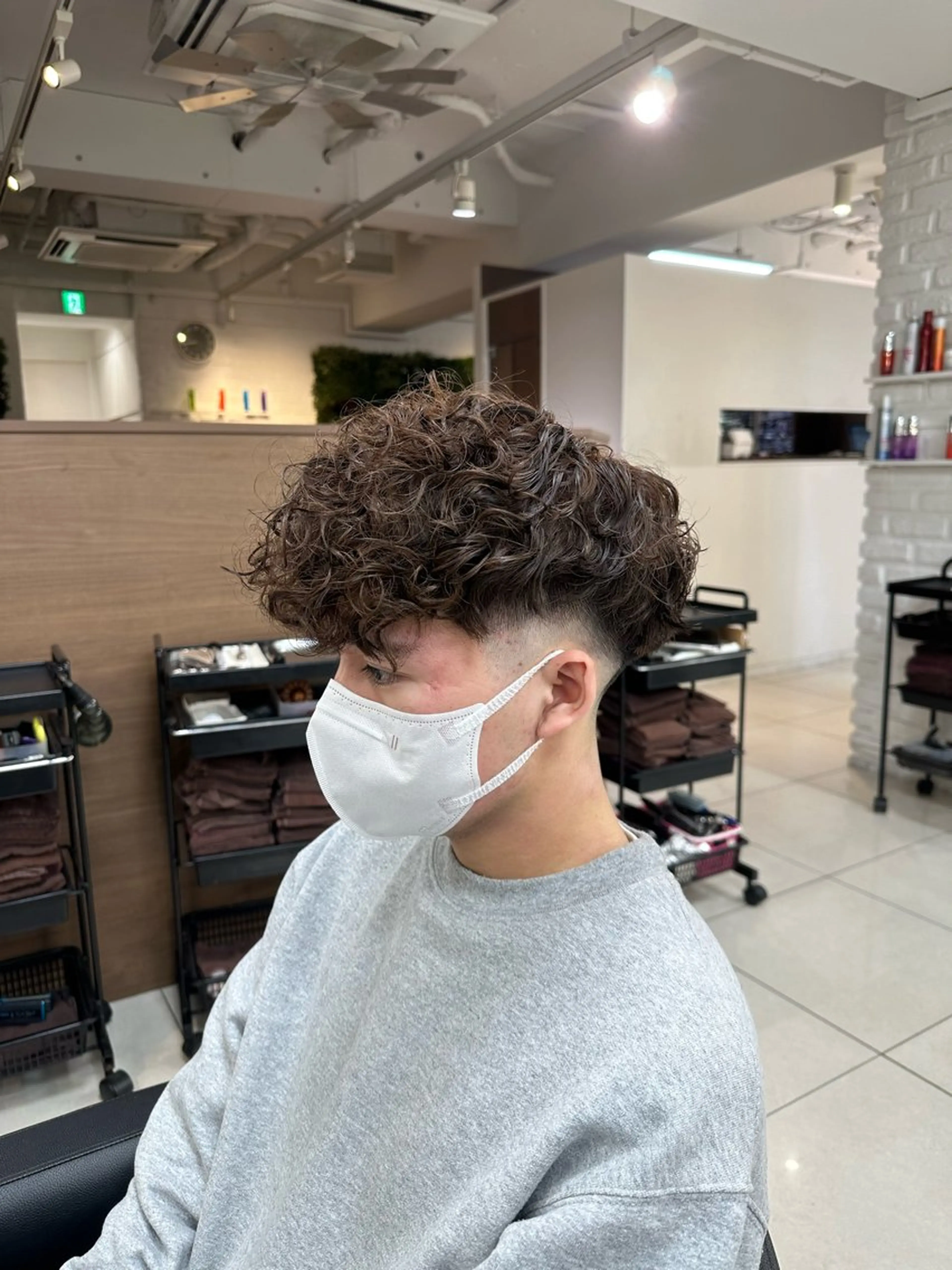 ショート パーマ メンズ スペインカール 外国人風カラー カット ヘアカラー パーマ トリートメント フェザーパーマ職人 🪶ryosukeのヘアスタイル