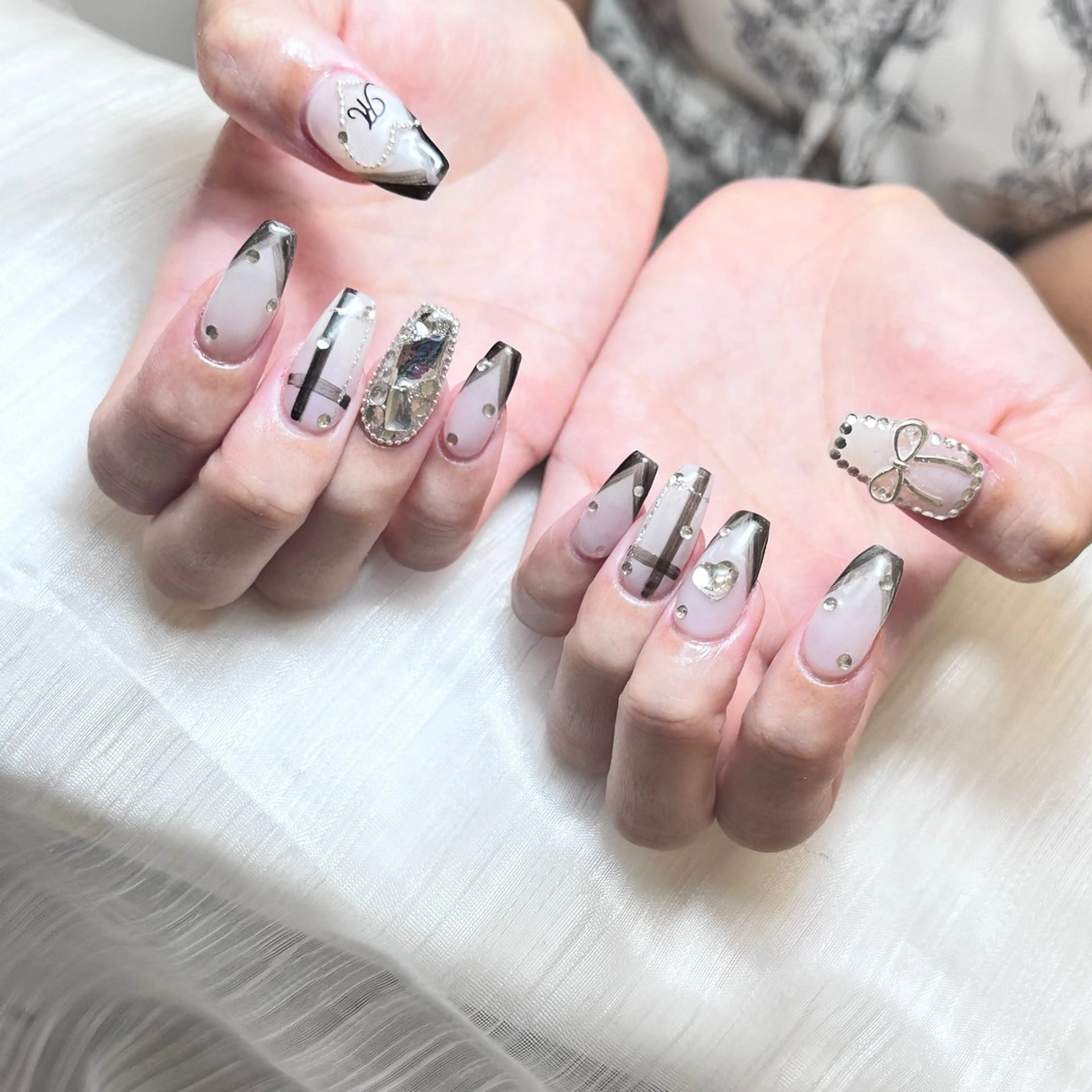 ネイル アートネイル オーロラネイル チークネイル 長さ出し フットネイル Anh 歌舞伎町のネイルデザイン