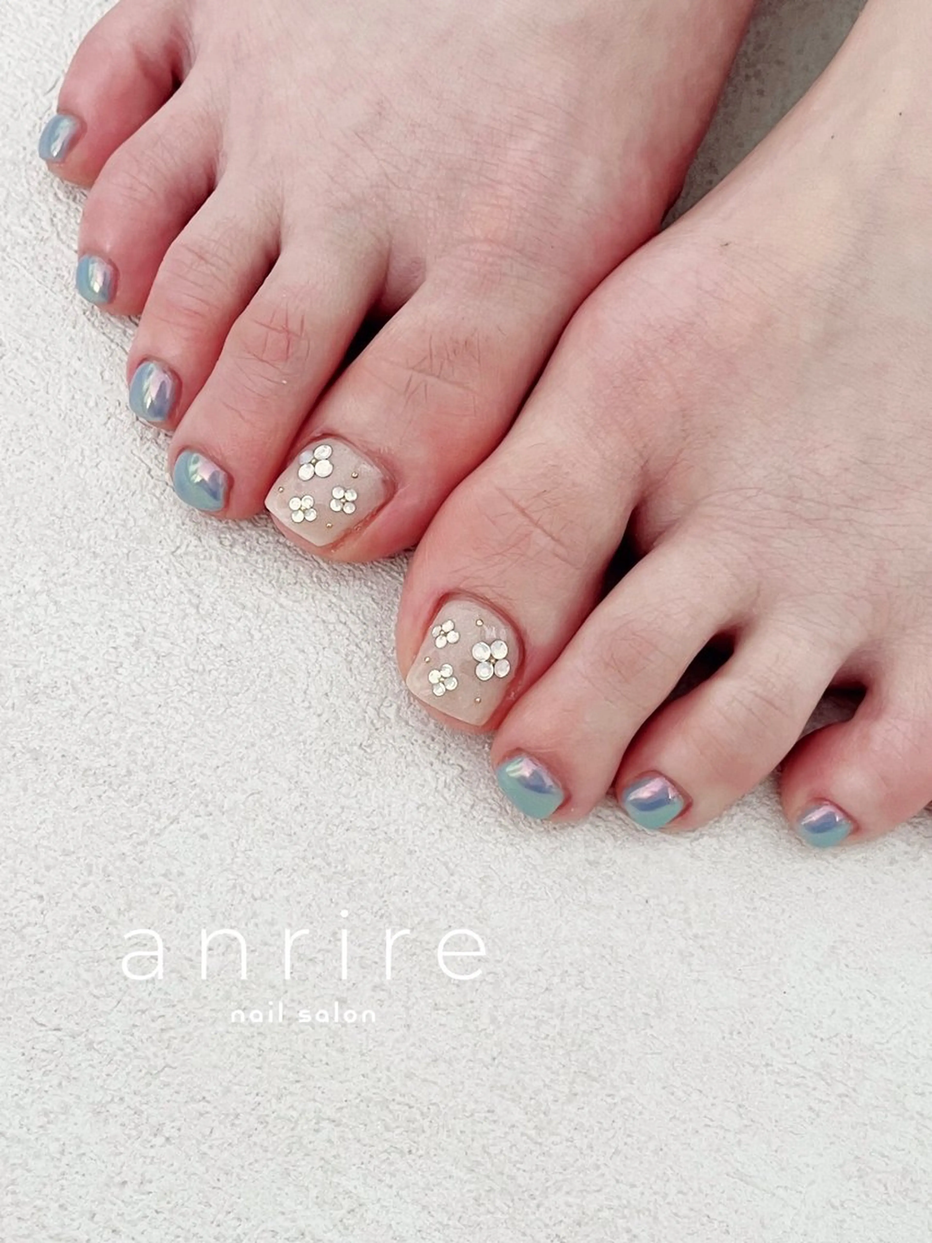 ネイル ブルー フラワーネイル フットネイル ジェルネイル キラキラネイル フットネイル nail salon anrire〜アンリール〜所属・nailsalon anrireのネイルデザイン