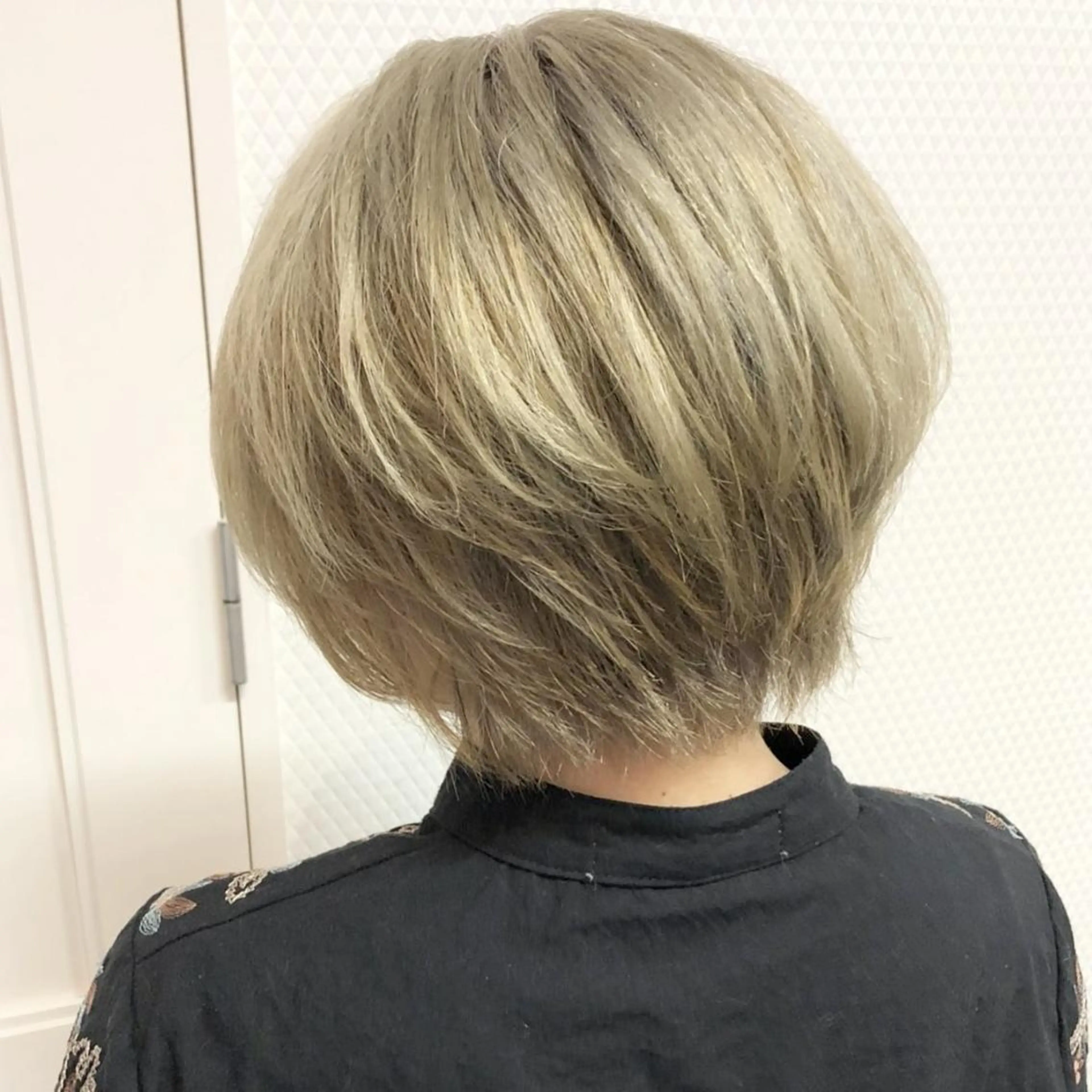 ショート カラー ブリーチ グレージュ ハイトーンカラー ハイトーングレージュ 竹内啓太 ボブのヘアスタイル