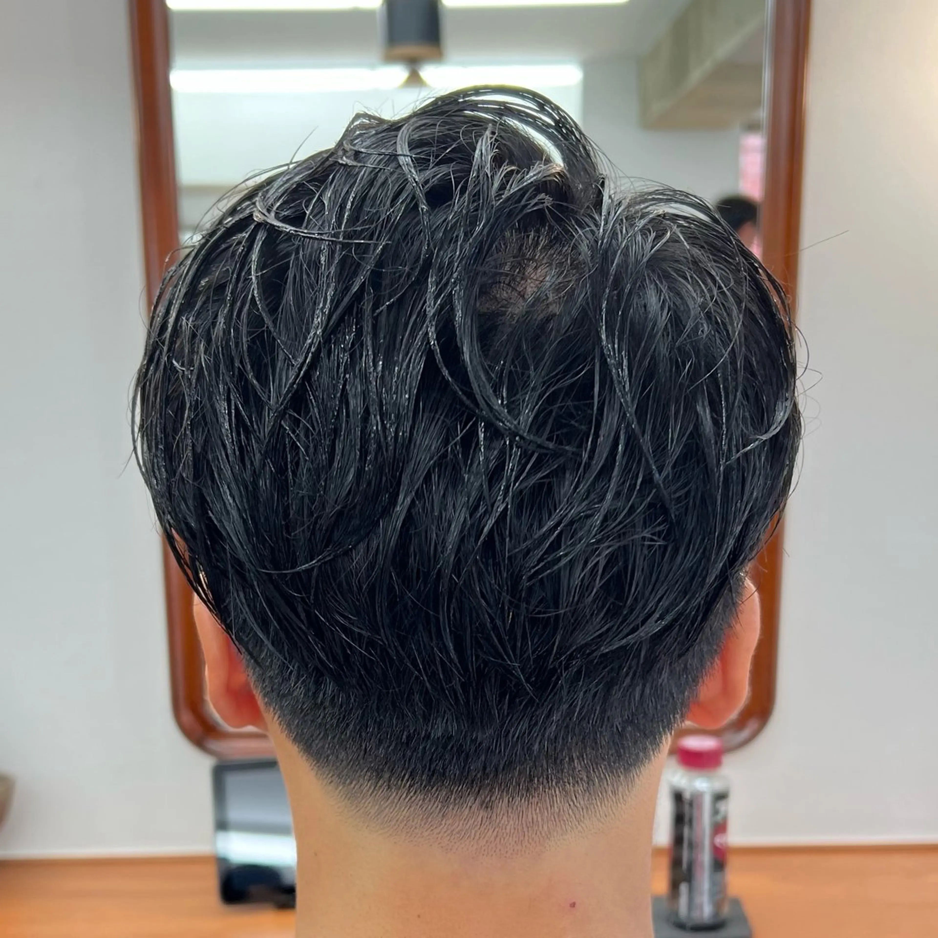 ショート メンズ フェードカット かきあげバング ショートヘア カット メンズカット✂️ スキンフェード伊藤陸のヘアスタイル