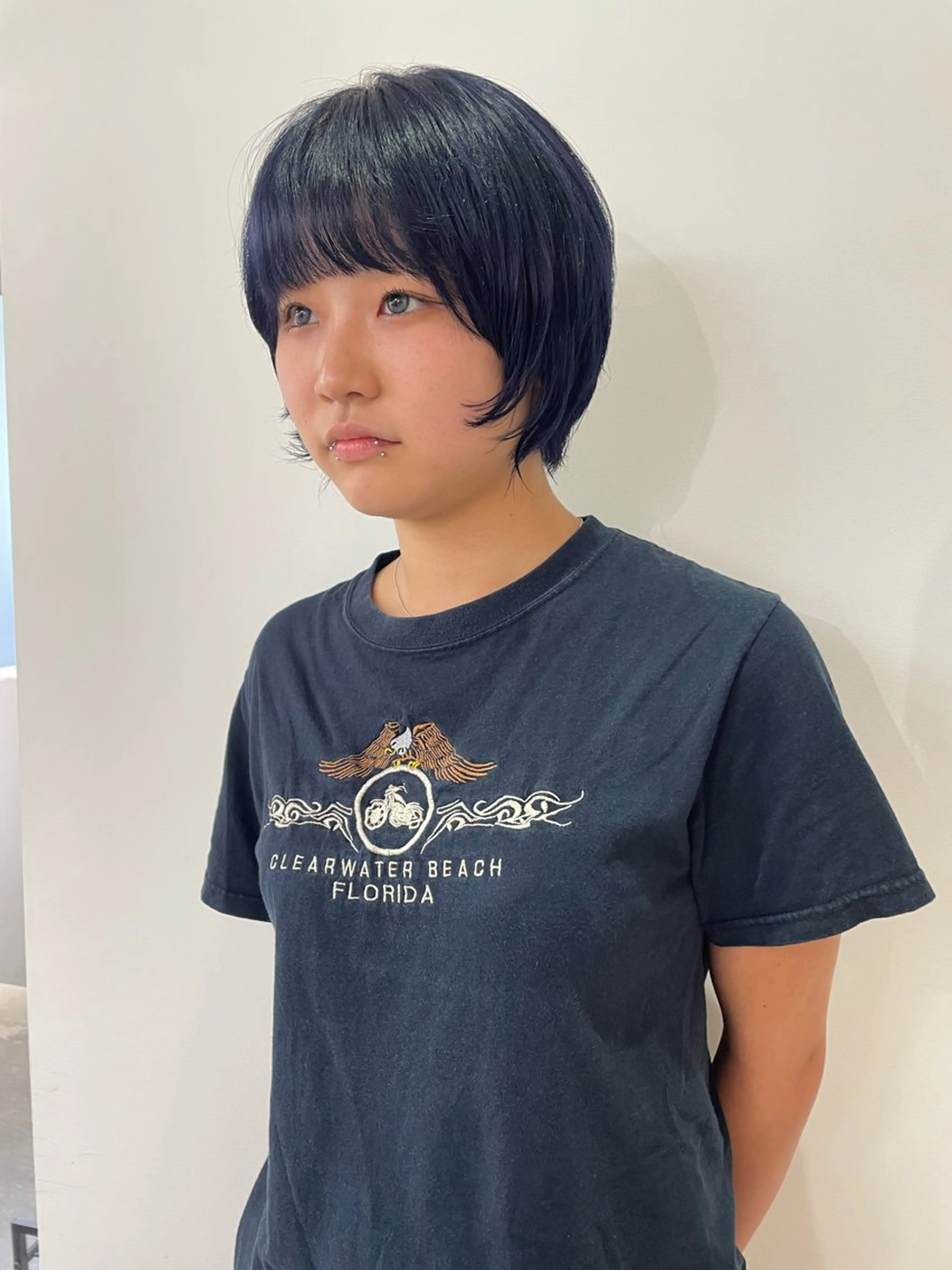 ショート カラー 黒髪 ブルーカラー ブルーブラック ネイビーカラー ヘアカラー トリートメント MIU/ルーツカラー ボブ/顔周りレイヤーのヘアスタイル