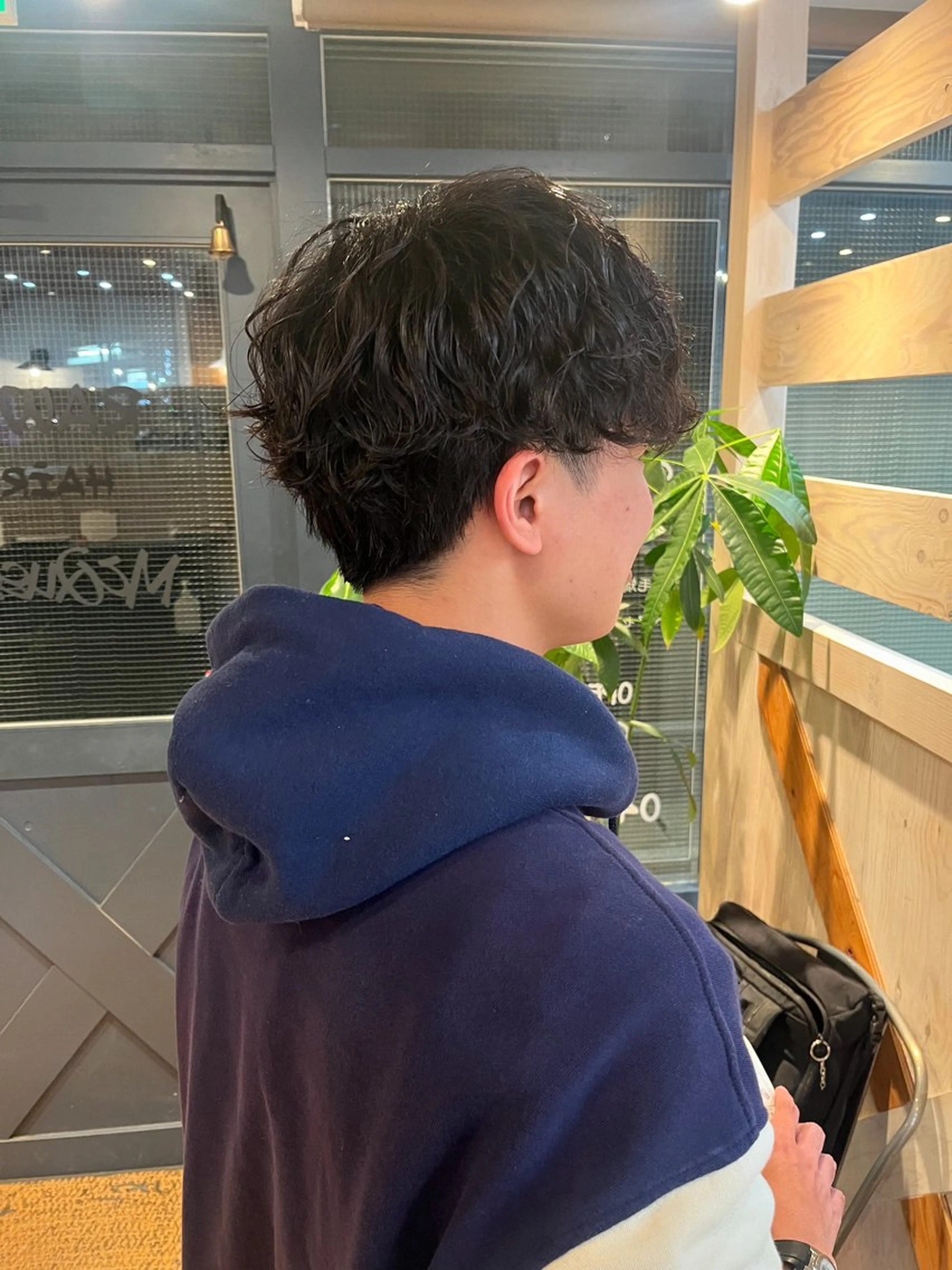 パーマ メンズ センターパート フェードカット メンズ韓国風 メンズパーマ メンズツイストパーマ カット パーマ Aube Hair McQueen所属・クリハラ シュウのヘアスタイル