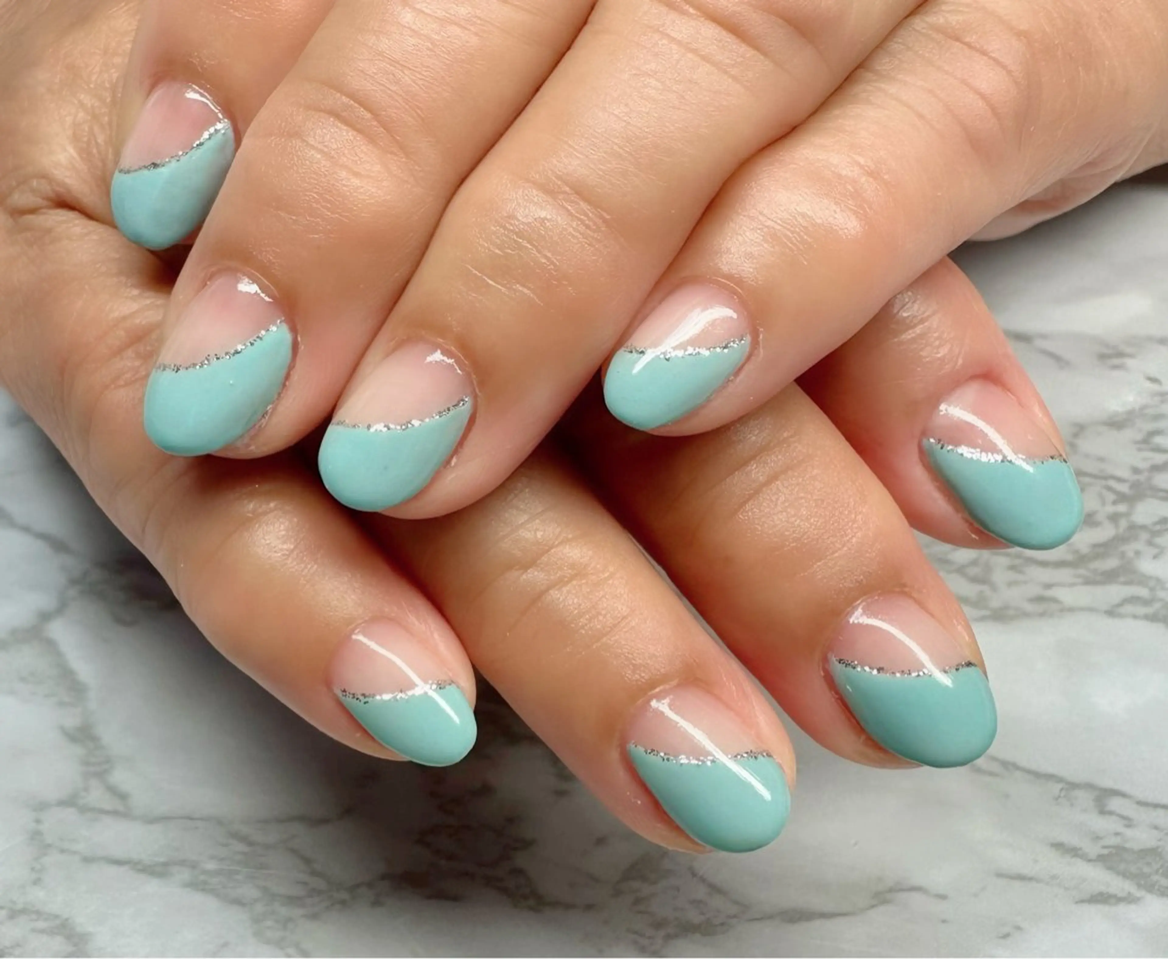 ネイル オーロラネイル ブルー フレンチネイル ニュアンスネイル 斜めフレンチ ハンドネイル M.N_ nailのネイルデザイン