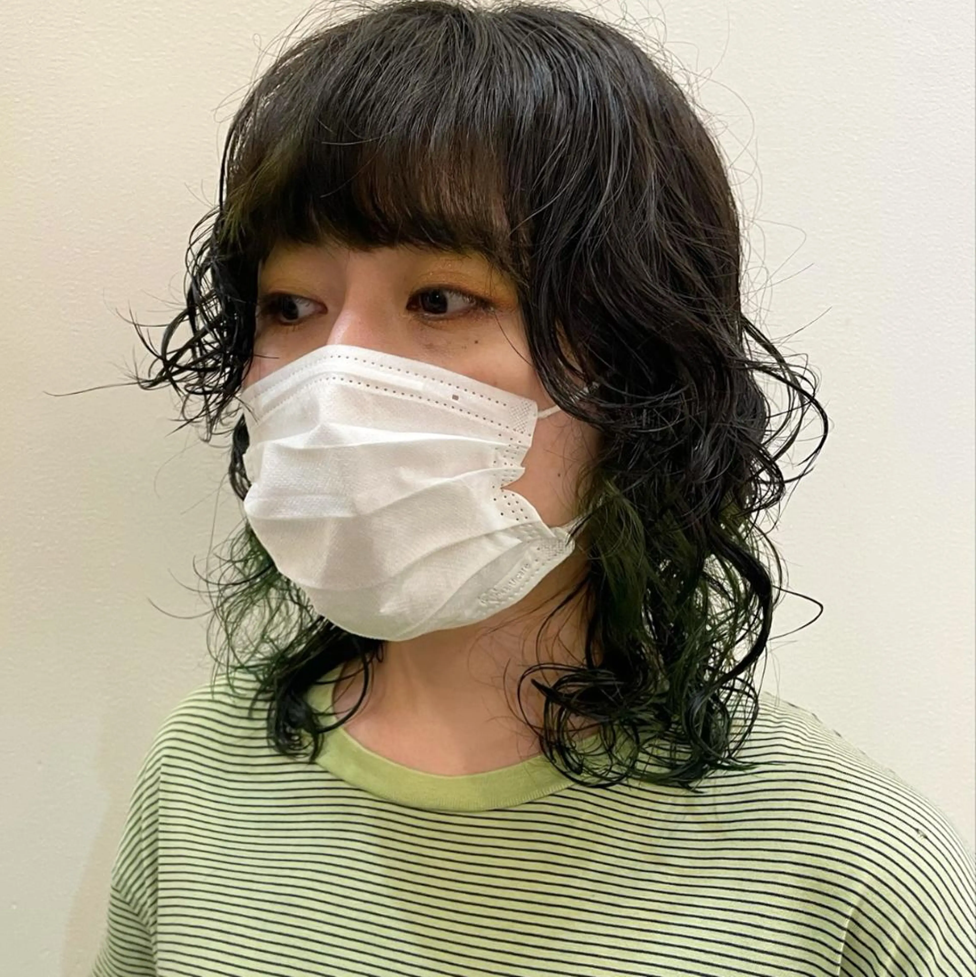 ミディアム カラー パーマ ミディアムパーマ ミント ミントグリーン ウルフカット カット ヘアカラー パーマ トリートメント 坂田 友梨奈のヘアスタイル