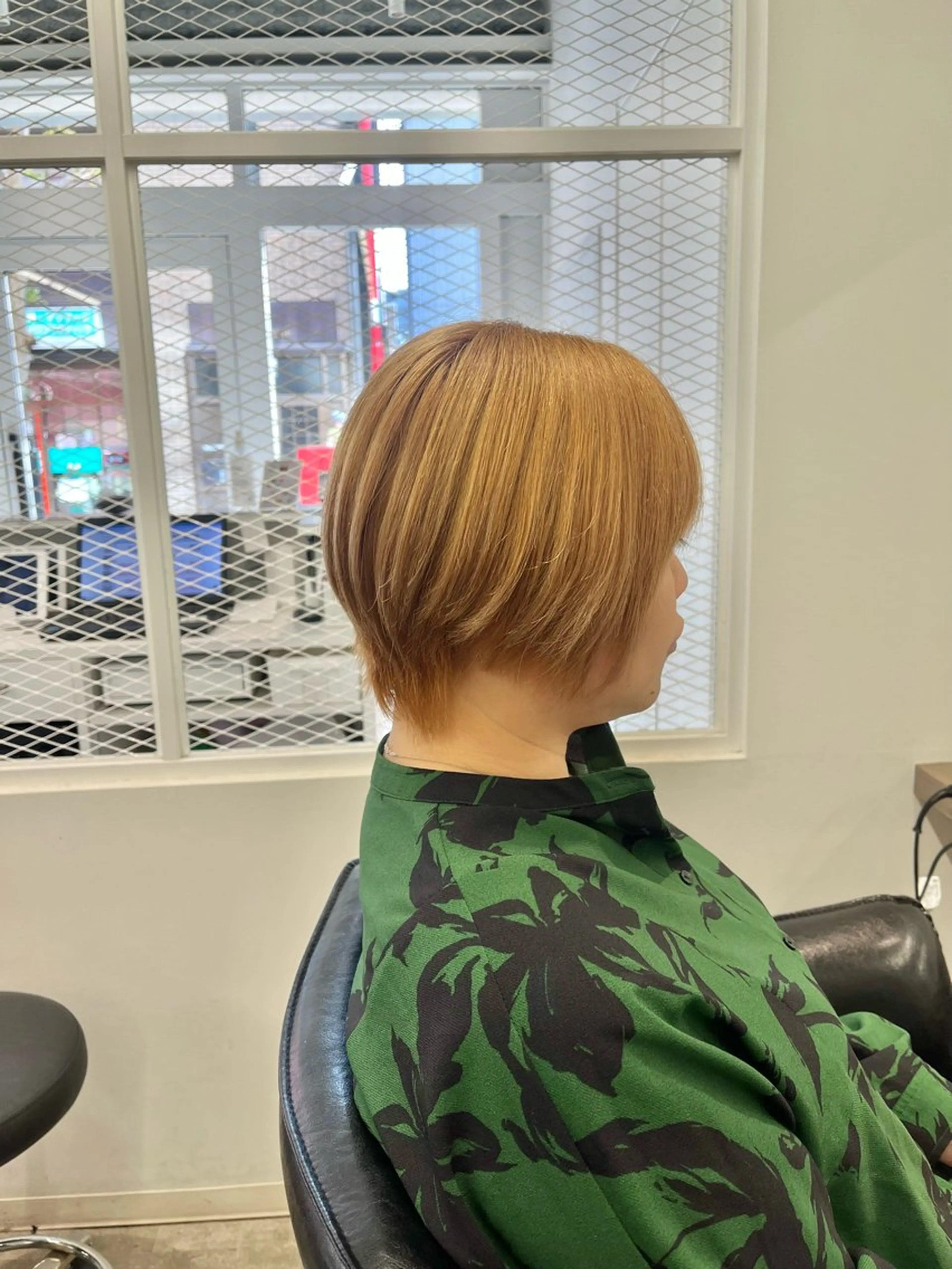 ショート カラー ベージュカラー ブリーチ ミルクティーベージュ 🍓髪質改善カラー 🌈しんたに🐰のヘアスタイル