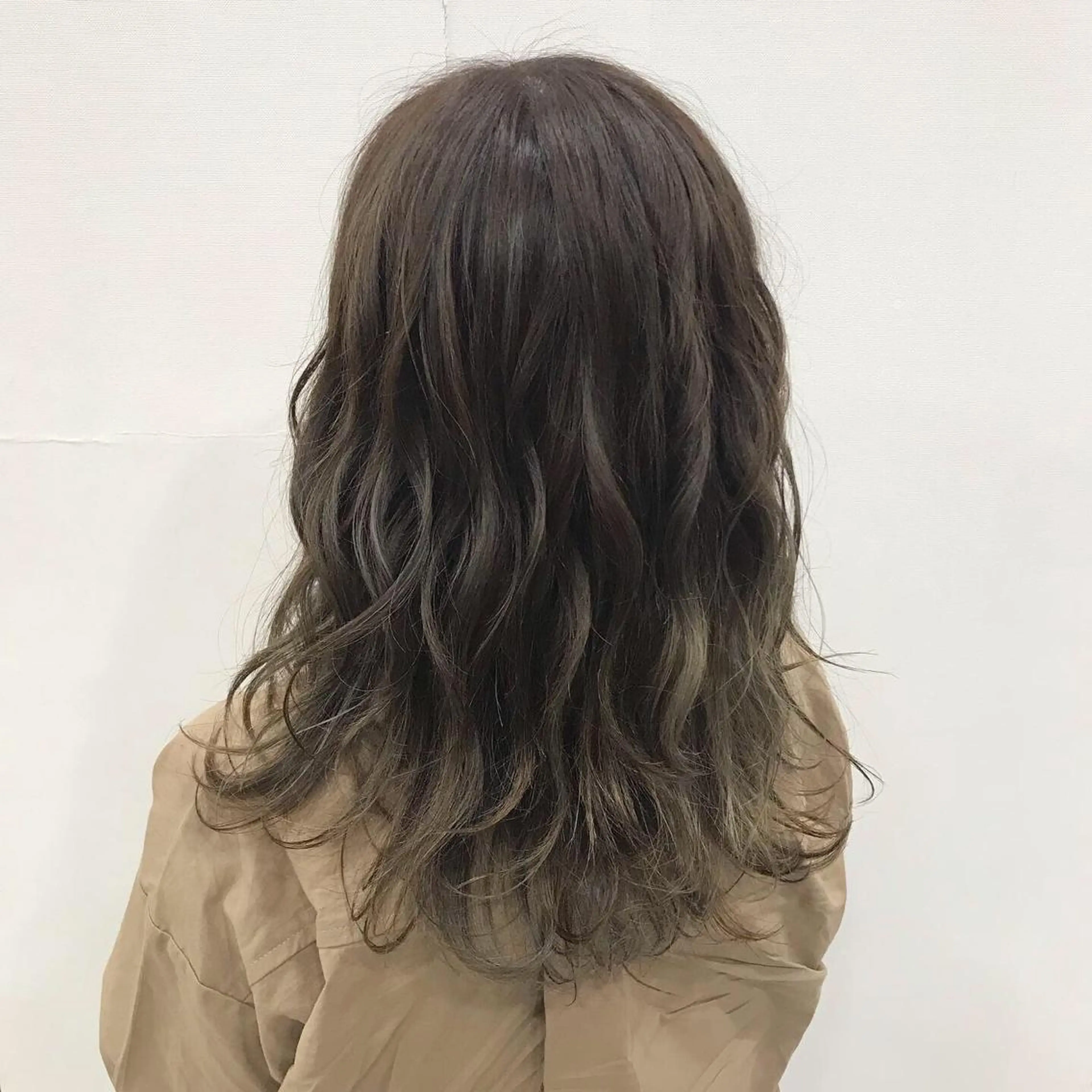 セミロング カラー ヘアアレンジ グレージュ ハイライトカラー ハイライト 佐山 聖玲奈のヘアスタイル