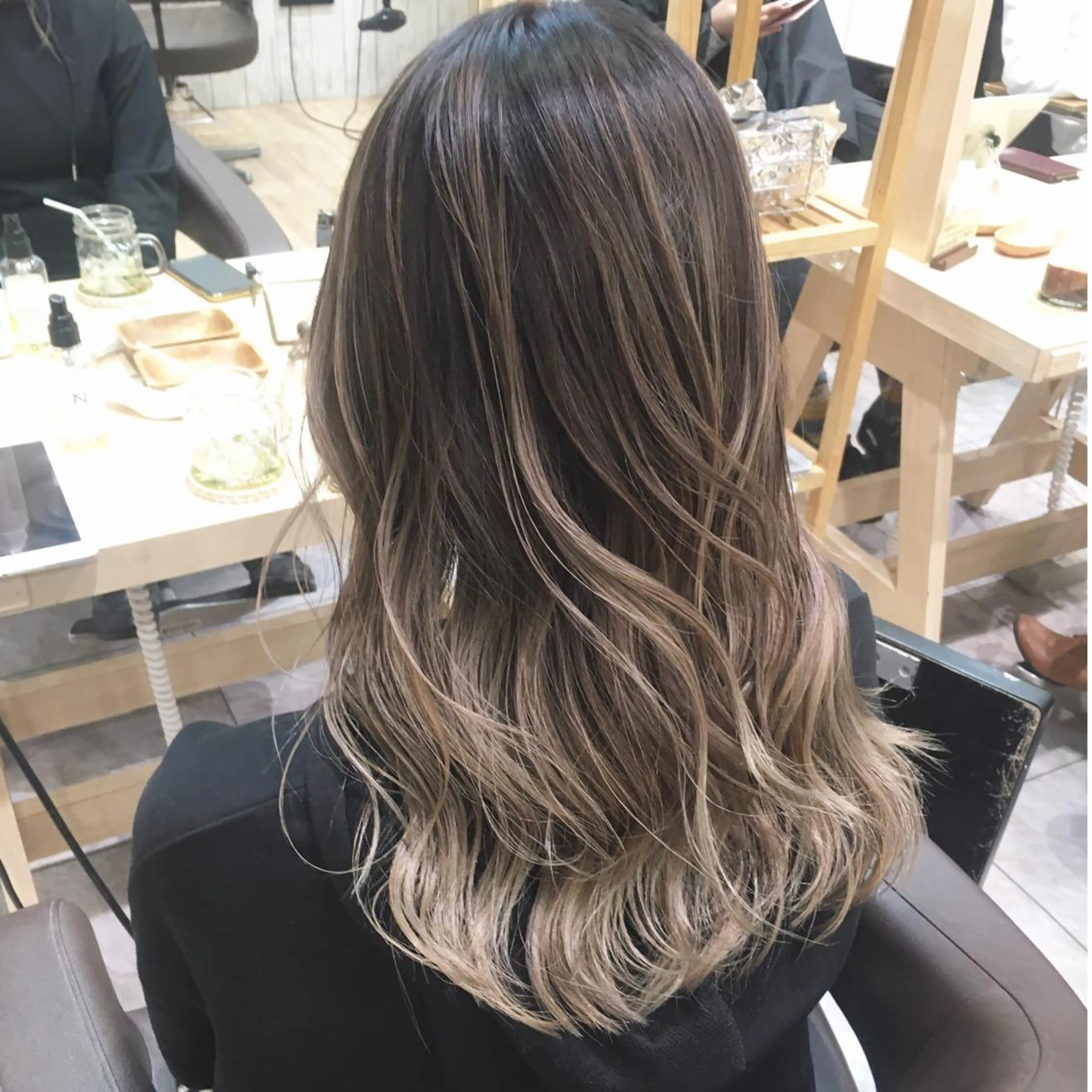 セミロング レイヤーカット まお♡レイヤーカット 耳ツボジュエリーのヘアスタイル