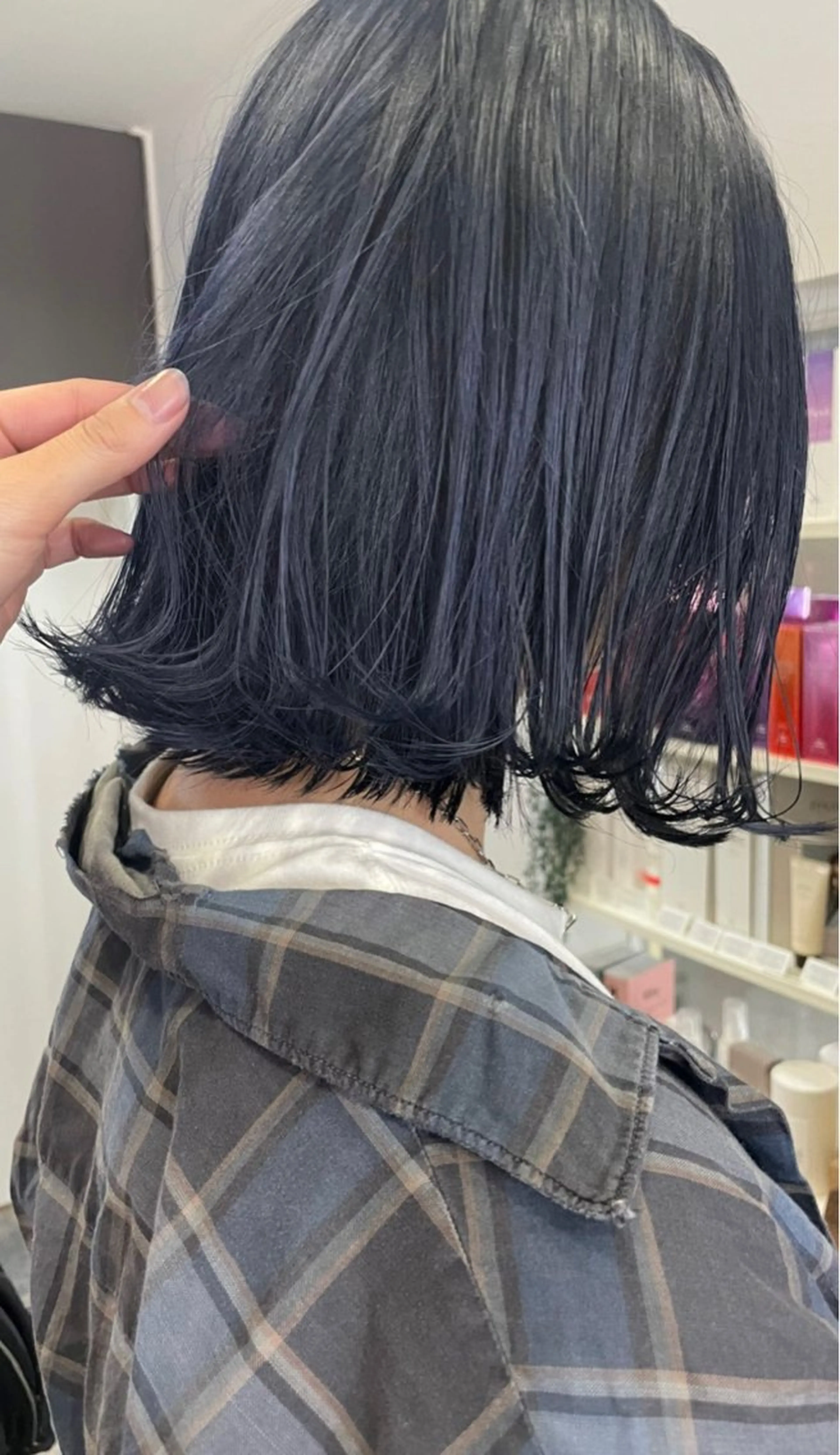 ミディアム カラー 切りっぱなしボブ ブリーチ ブルーカラー ネイビーカラー ボブ カット ヘアカラー トリートメント uno rioのヘアスタイル