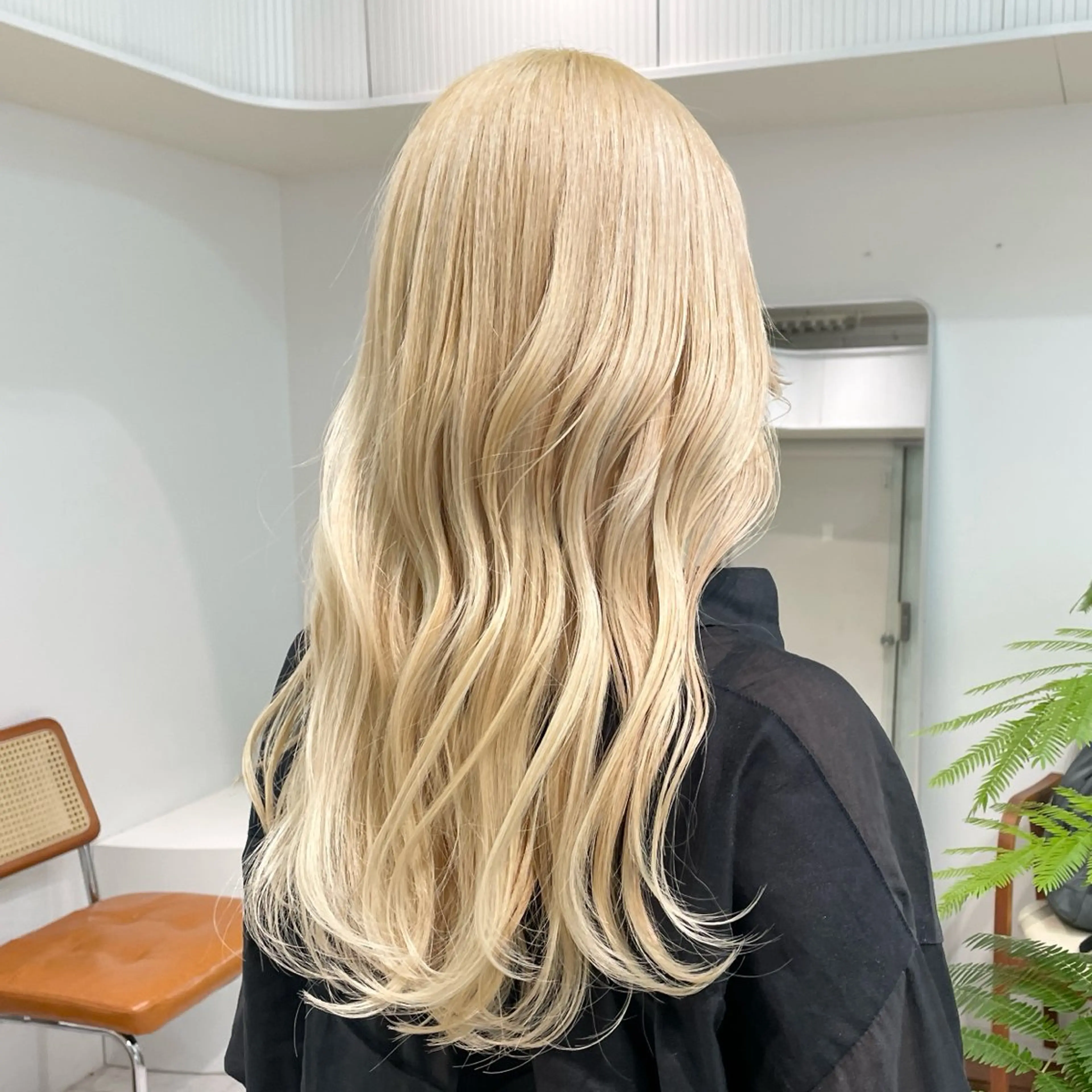 ロング カラー ブロンド ホワイトブロンド 顔まわりレイヤー レイヤーカット ヘアカラー トリートメント ヘアセット meme原宿所属・ブロンド・ハイトーン ／遠藤将太のヘアスタイル