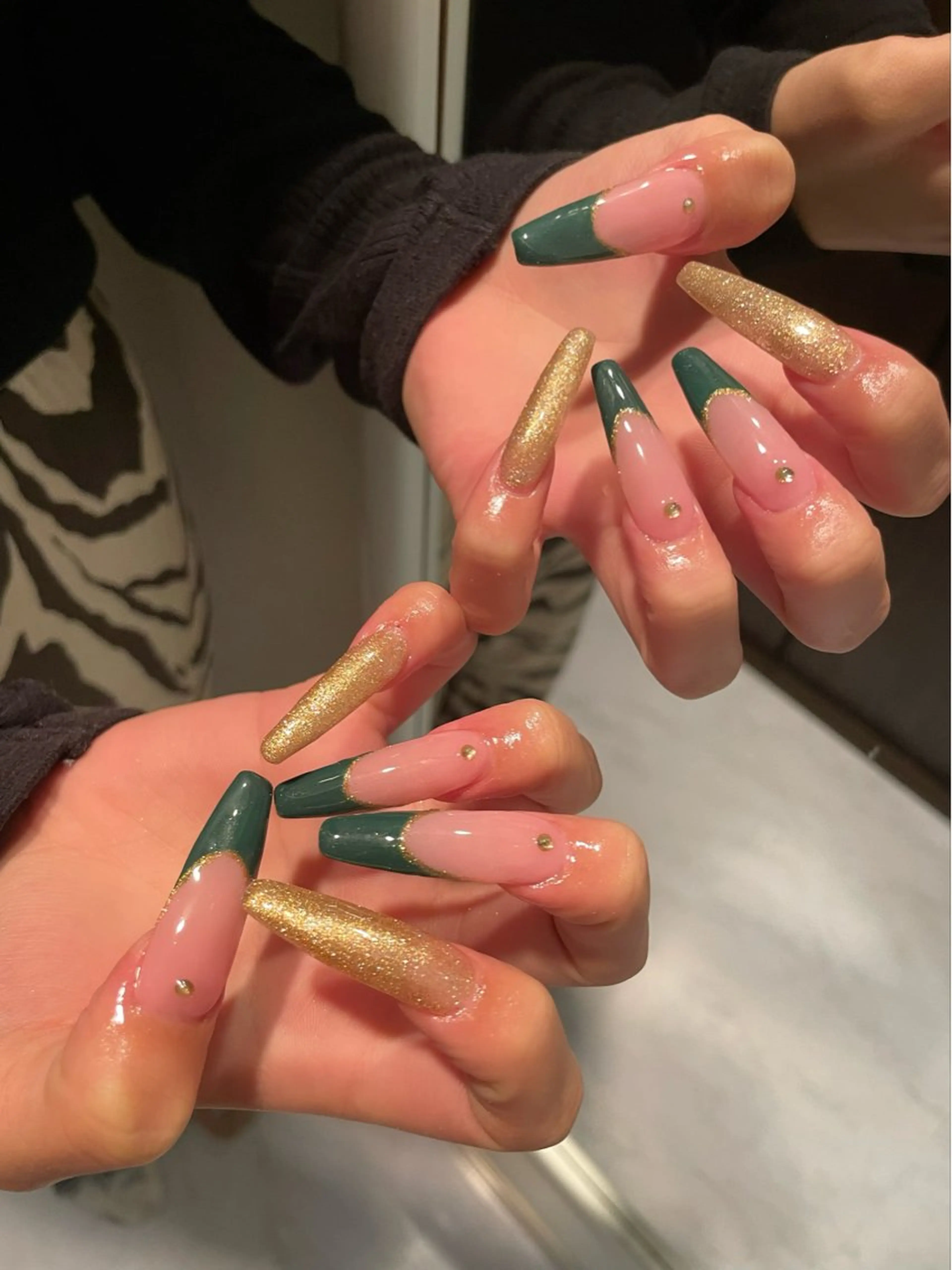 ネイル ゴールド グリーン ロングネイル スカルプネイル 冬ネイル ハンドネイル Nail salon 🎀Angeのネイルデザイン