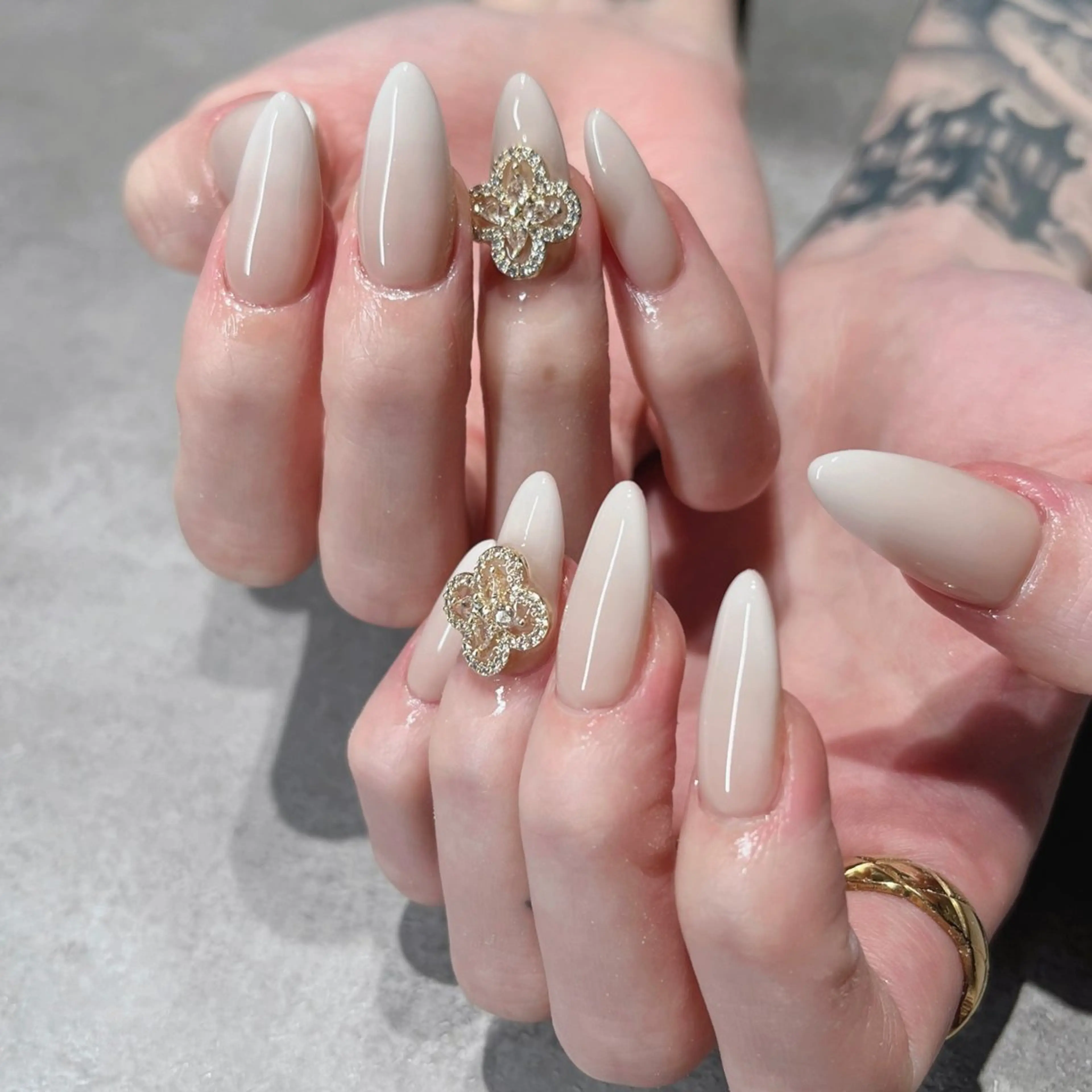 ネイル フットネイル フレンチネイル ジェルネイル ラメ(グリッター) ラメグラデーション ハンドネイル NEO Beauty Salon所属・𝐍𝐄𝐎 𝐉𝐔𝐑𝐈のネイルデザイン