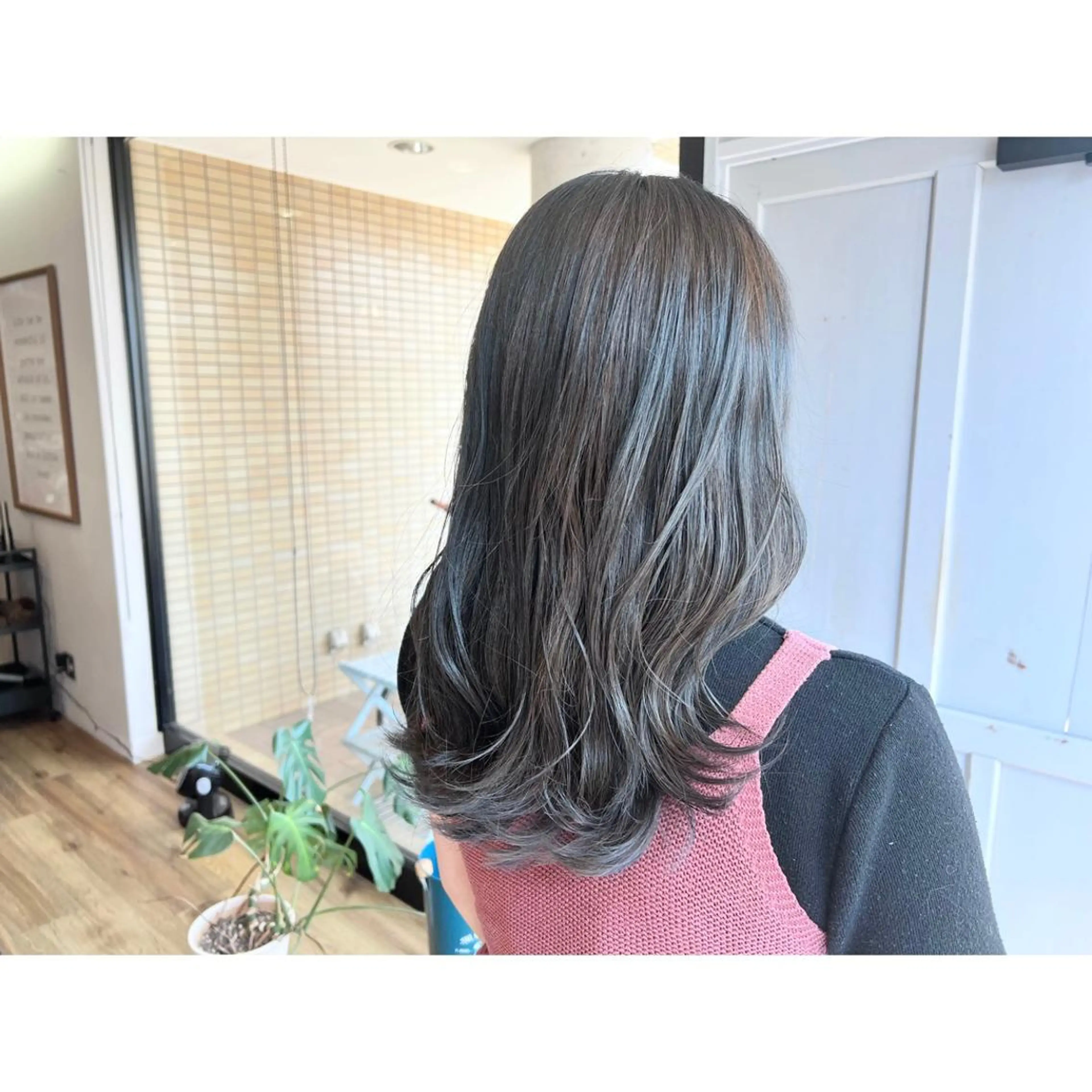 ロング カラー ブリーチ ネイビーカラー ヘアカラー トリートメント ツキダテ ユイのヘアスタイル