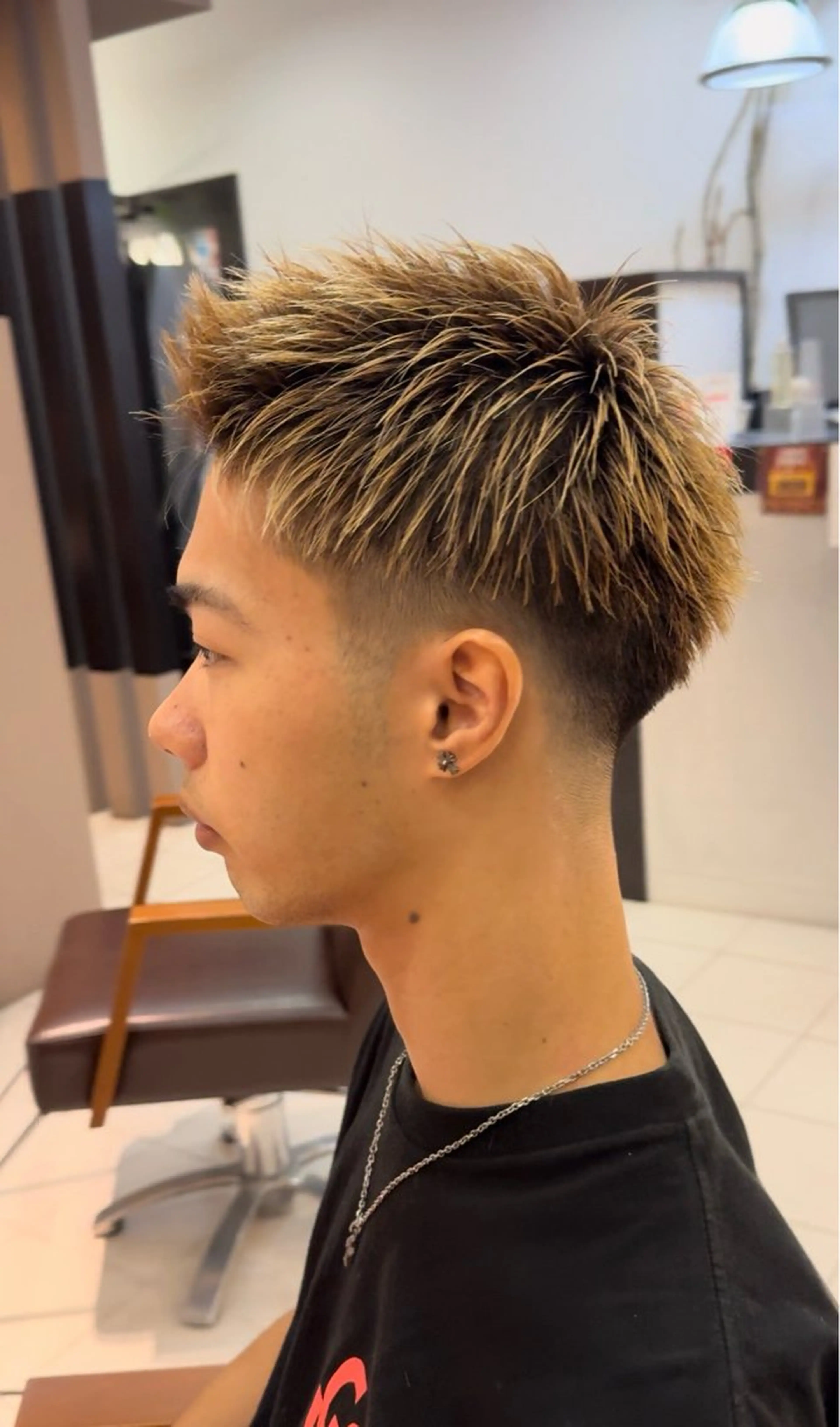 カラー メンズ メンズブリーチ 刈り上げ ブリーチ グラデーションカラー カット ヘアカラー vivid所属・麻生誠 メンズ特化❤️‍🔥のヘアスタイル