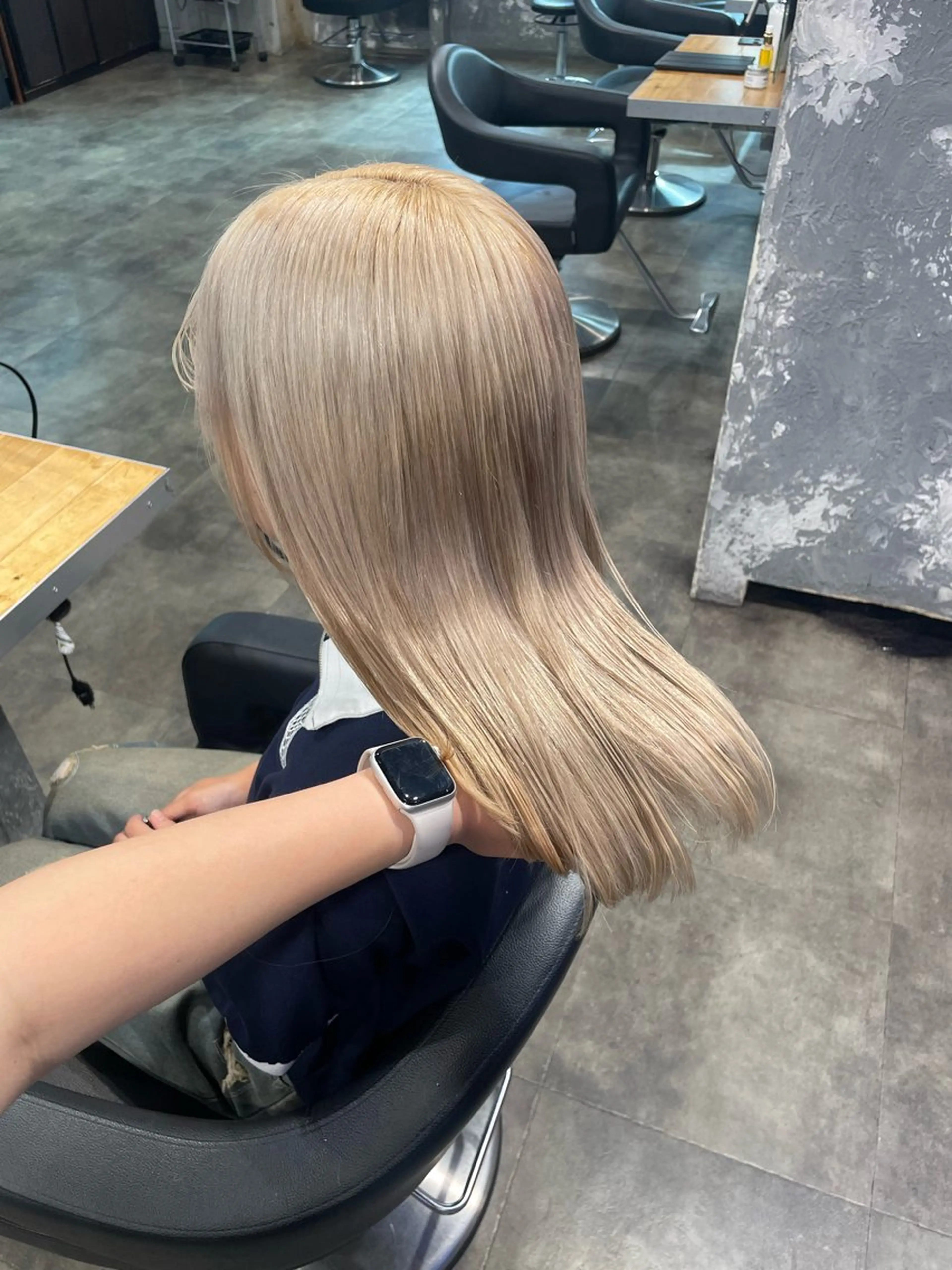 セミロング カラー ヘアカラー ハイトーンブロンド 横浜💞ミオのヘアスタイル