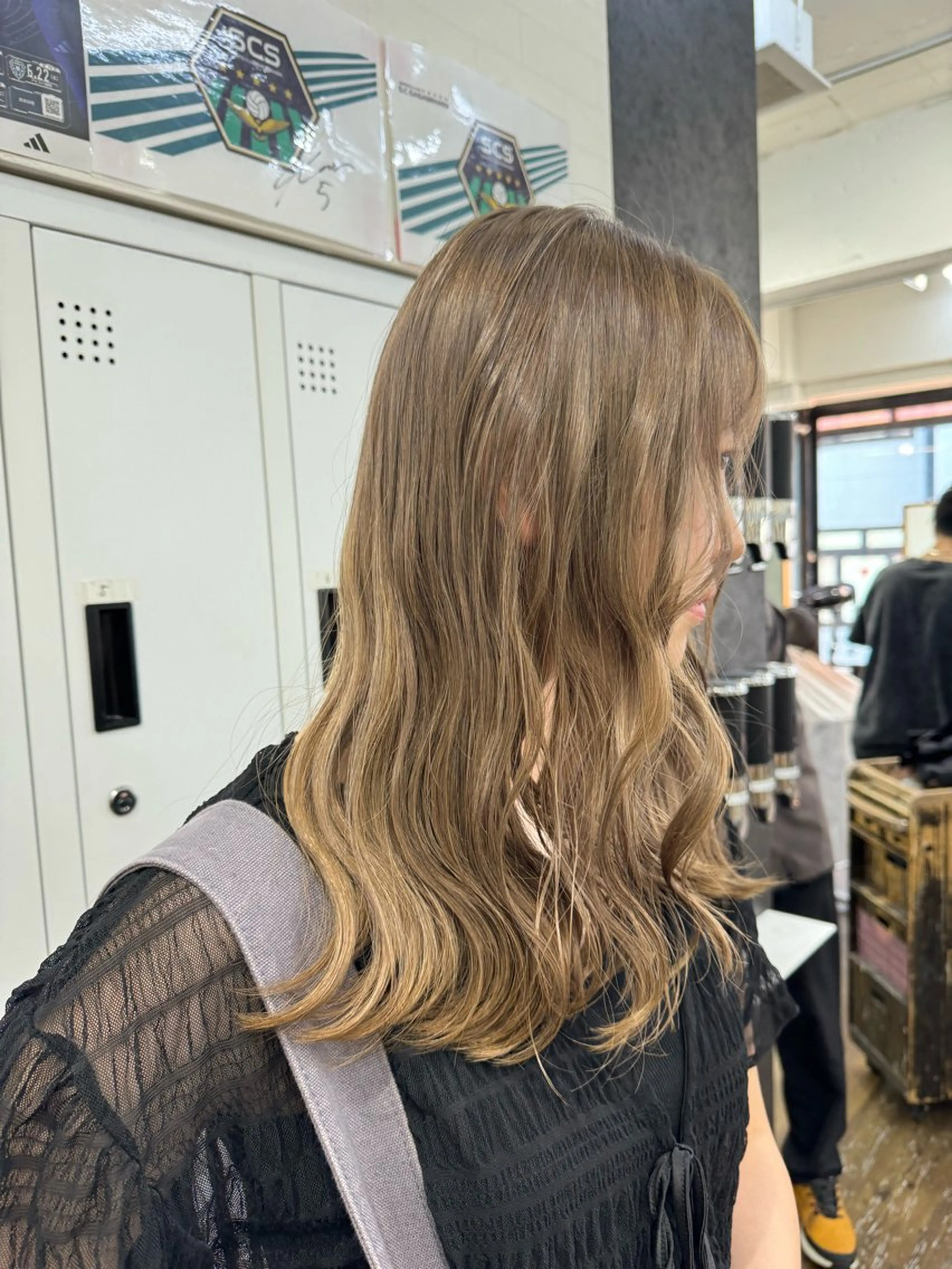 セミロング カット ヘアカラー 田子🦋ハイトーン 🫐耳つぼジュエリーのヘアスタイル
