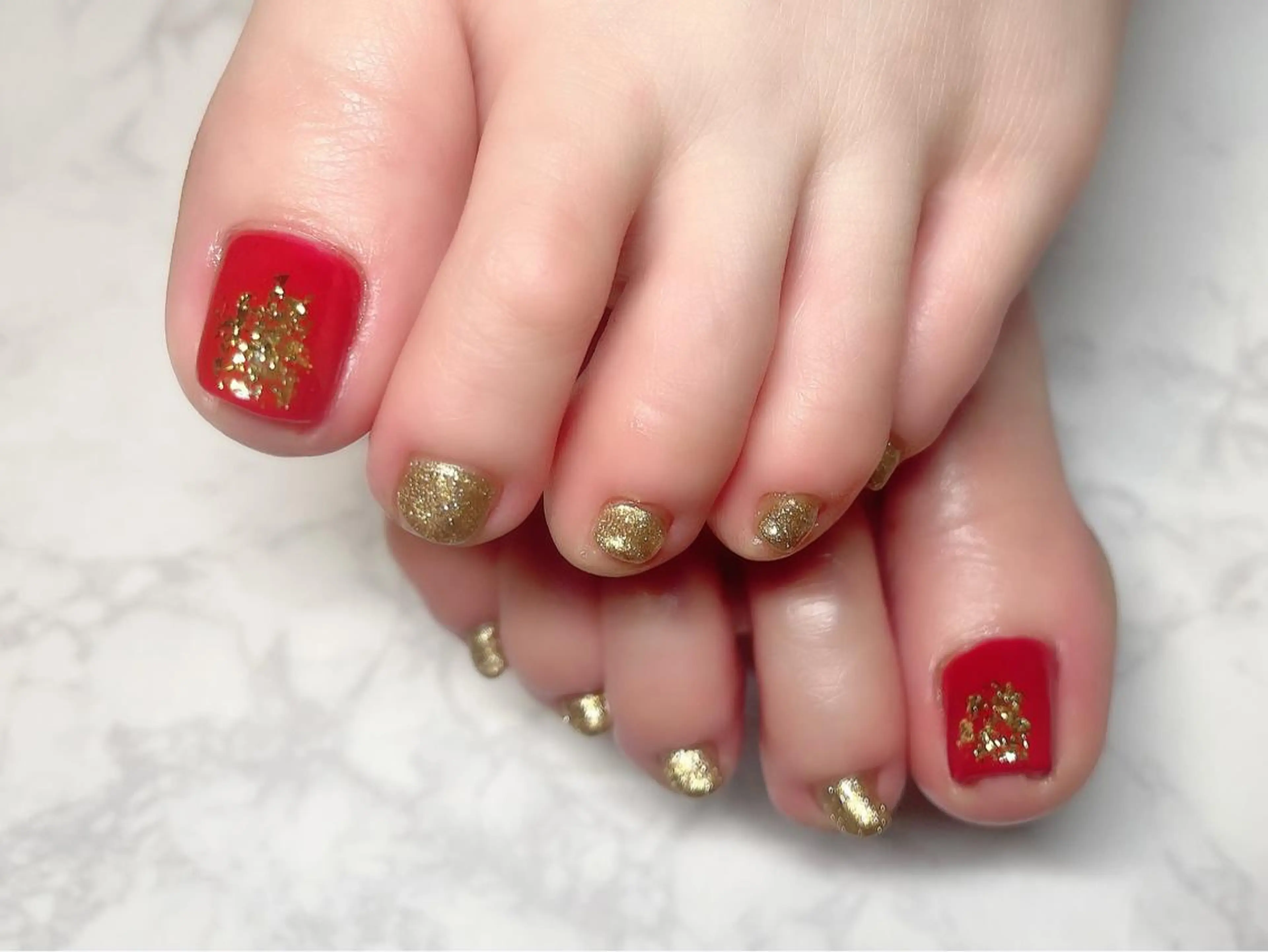 ネイル ゴールド 赤色 シンプルネイル フットネイル KURELLY所属・Nail Salon KURELLYのネイルデザイン