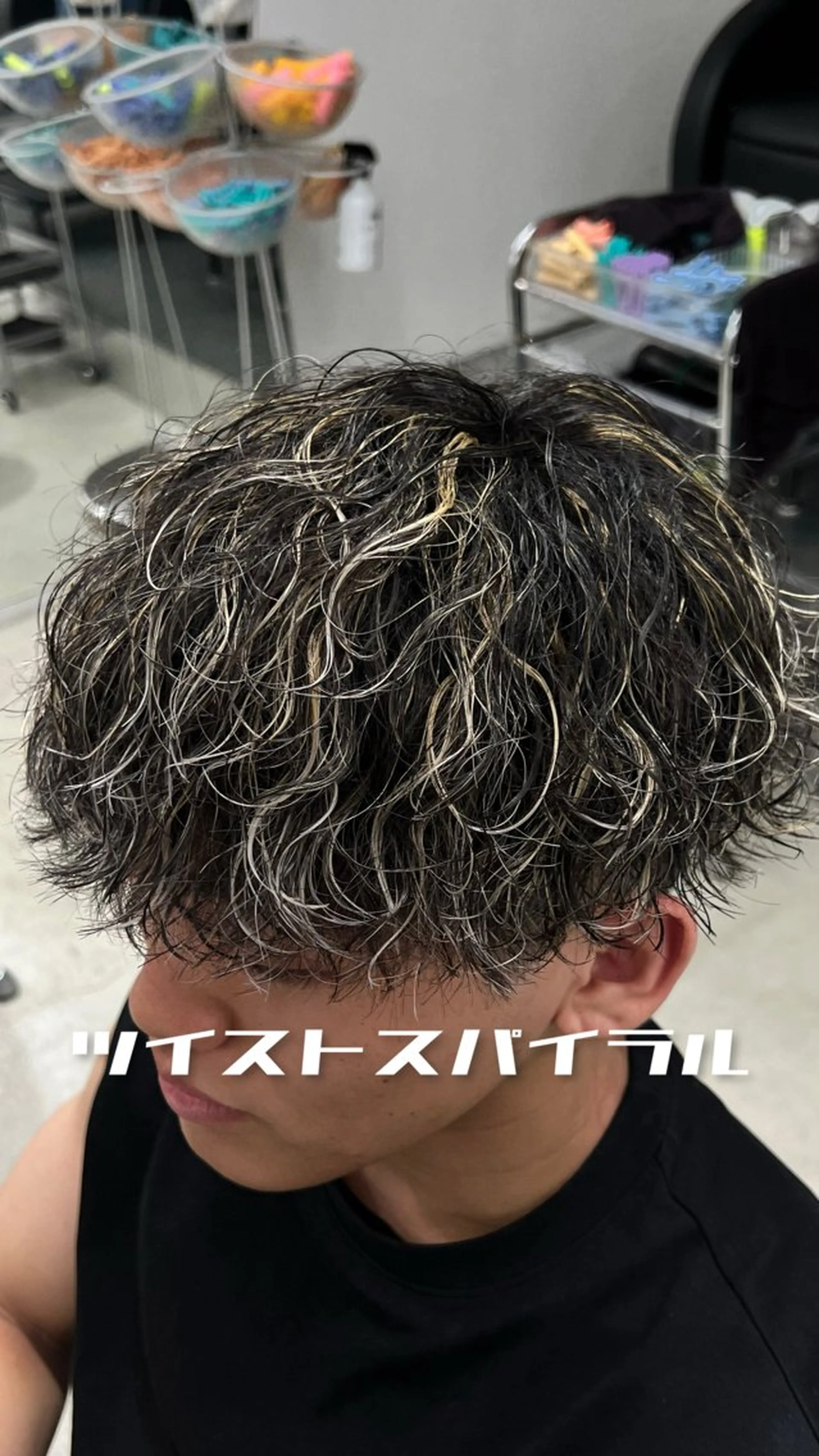 ショート カラー パーマ メンズ メンズブリーチ センターパート メンズハイライト マッシュ メンズパーマ 楽斗/メンズパーマ /シャドウパーマのヘアスタイル