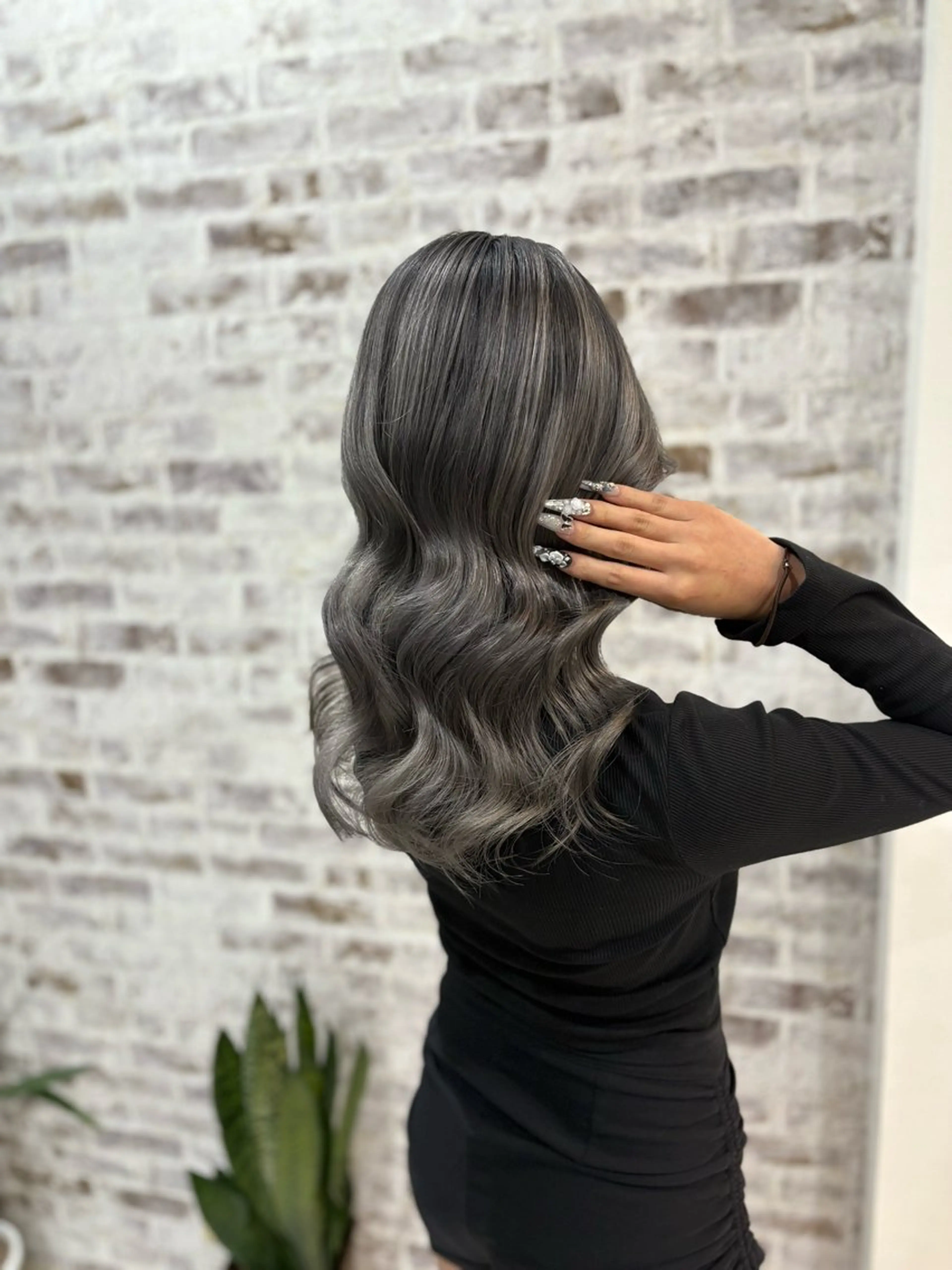 ロング カラー バレイヤージュ シルバー レイヤーカット ヘアカラー シャルム所属・美容室シャルム⭐️ 清水　勇希のヘアスタイル