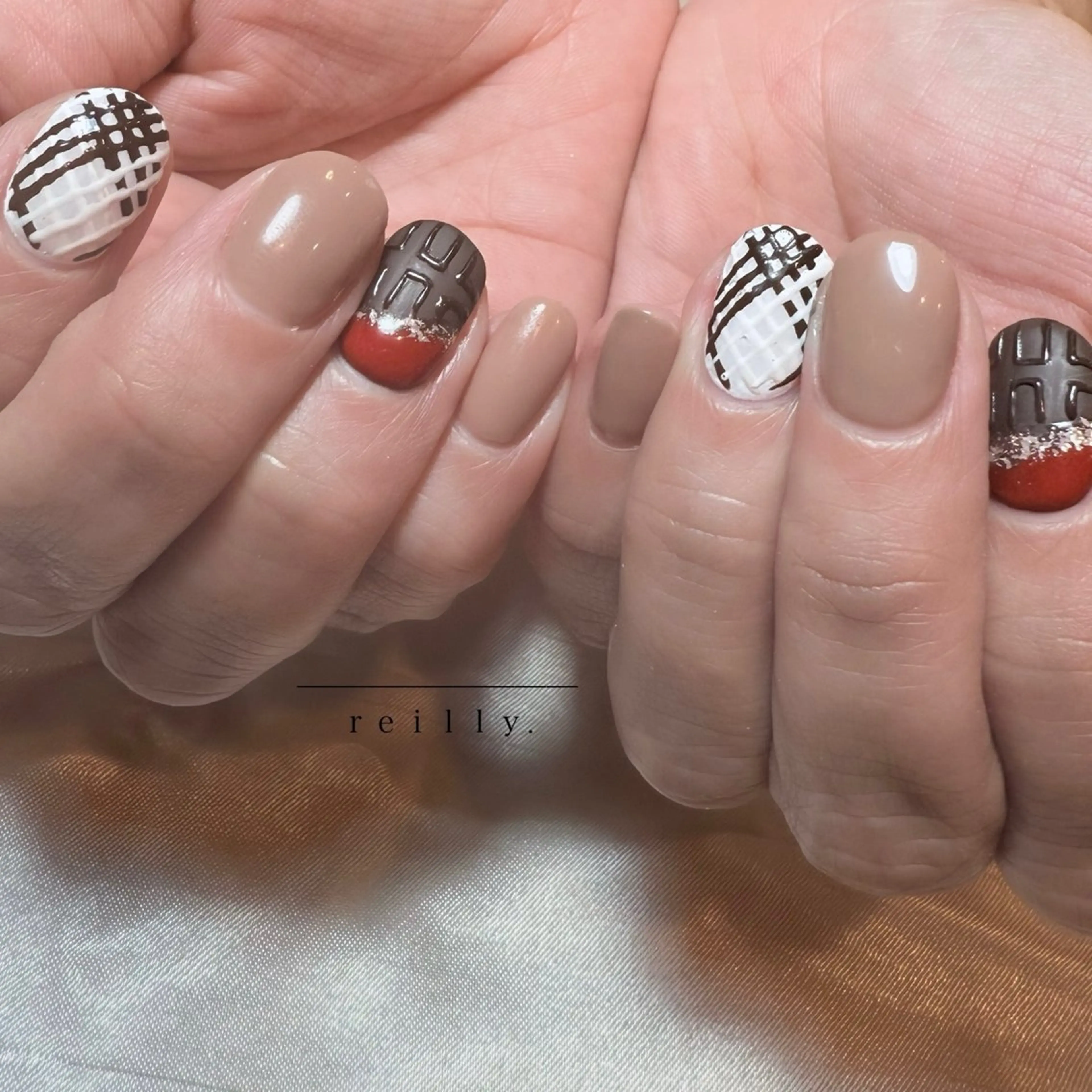 ネイル ブラウン ジェルネイル ニュアンスネイル オフィスネイル ぷっくりネイル ハンドネイル REILLY nail所属・みさき Reillynailのネイルデザイン