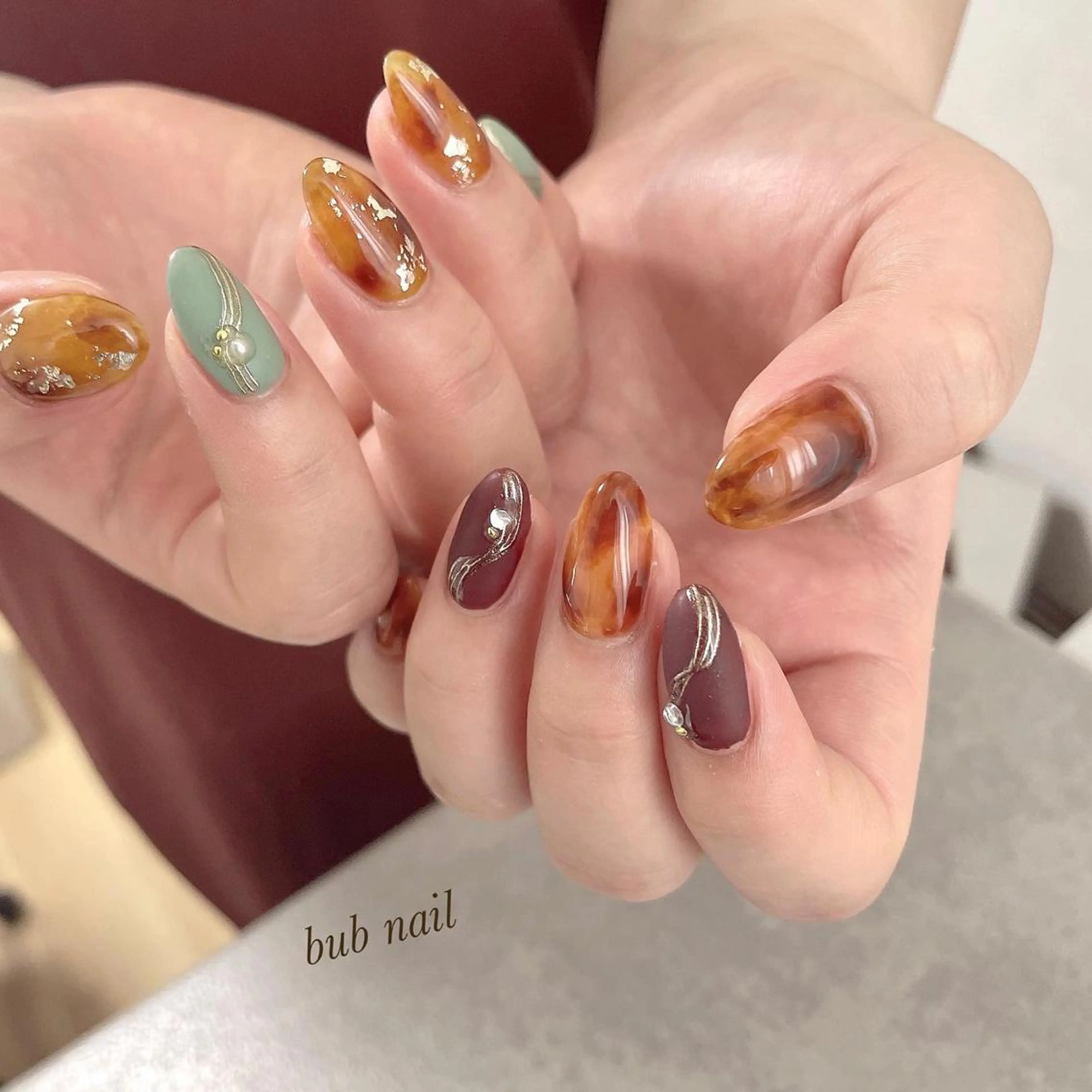 べっこうnail 片手ずつ色味が違うべっこう♡ mixingカラー . 持ち込み