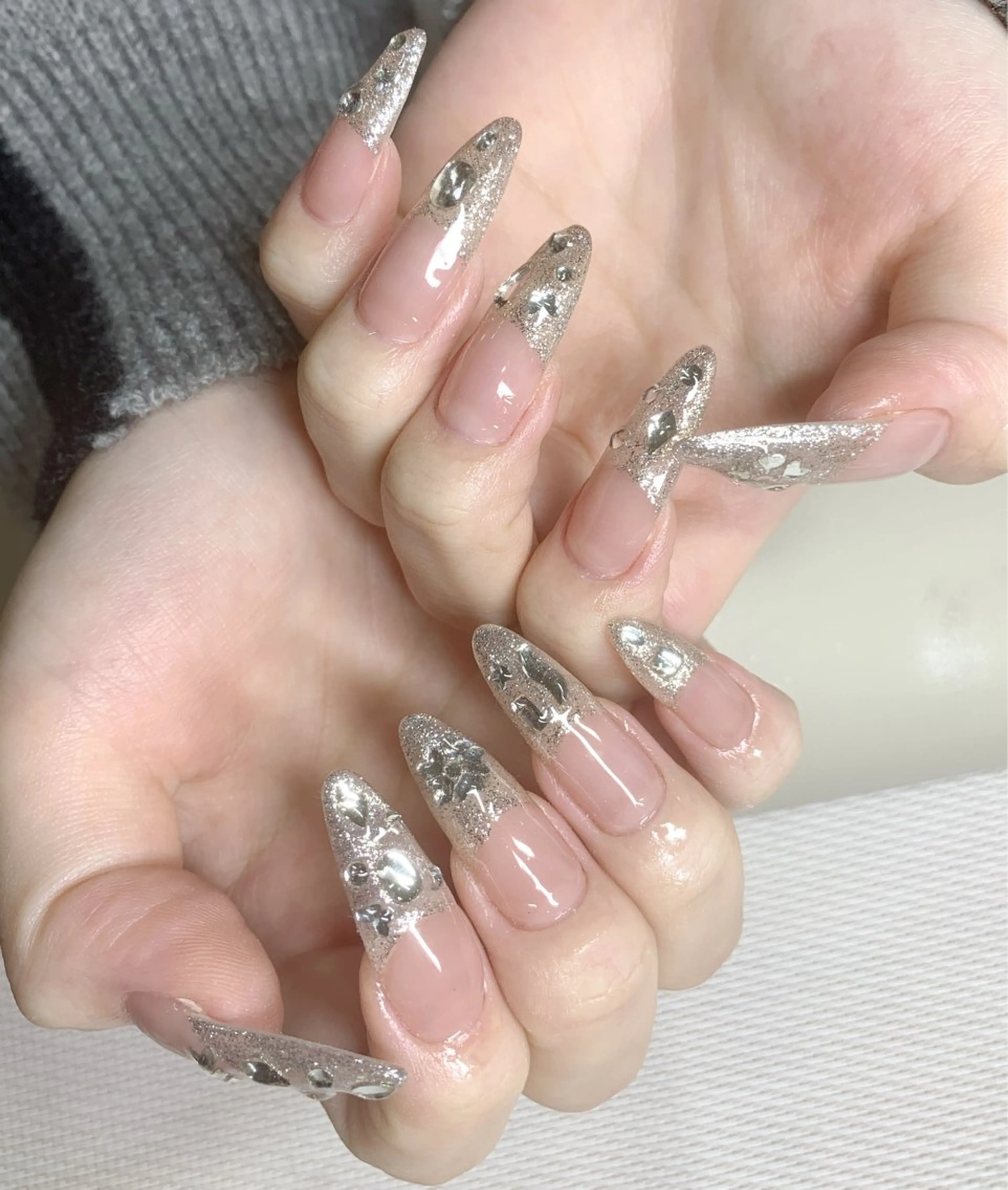ネイル キラキラネイル ラメ(グリッター) ロングネイル ストーンネイル 冬ネイル ハンドネイル mira-cle大濱美容アカデミー所属・AI NAのネイルデザイン