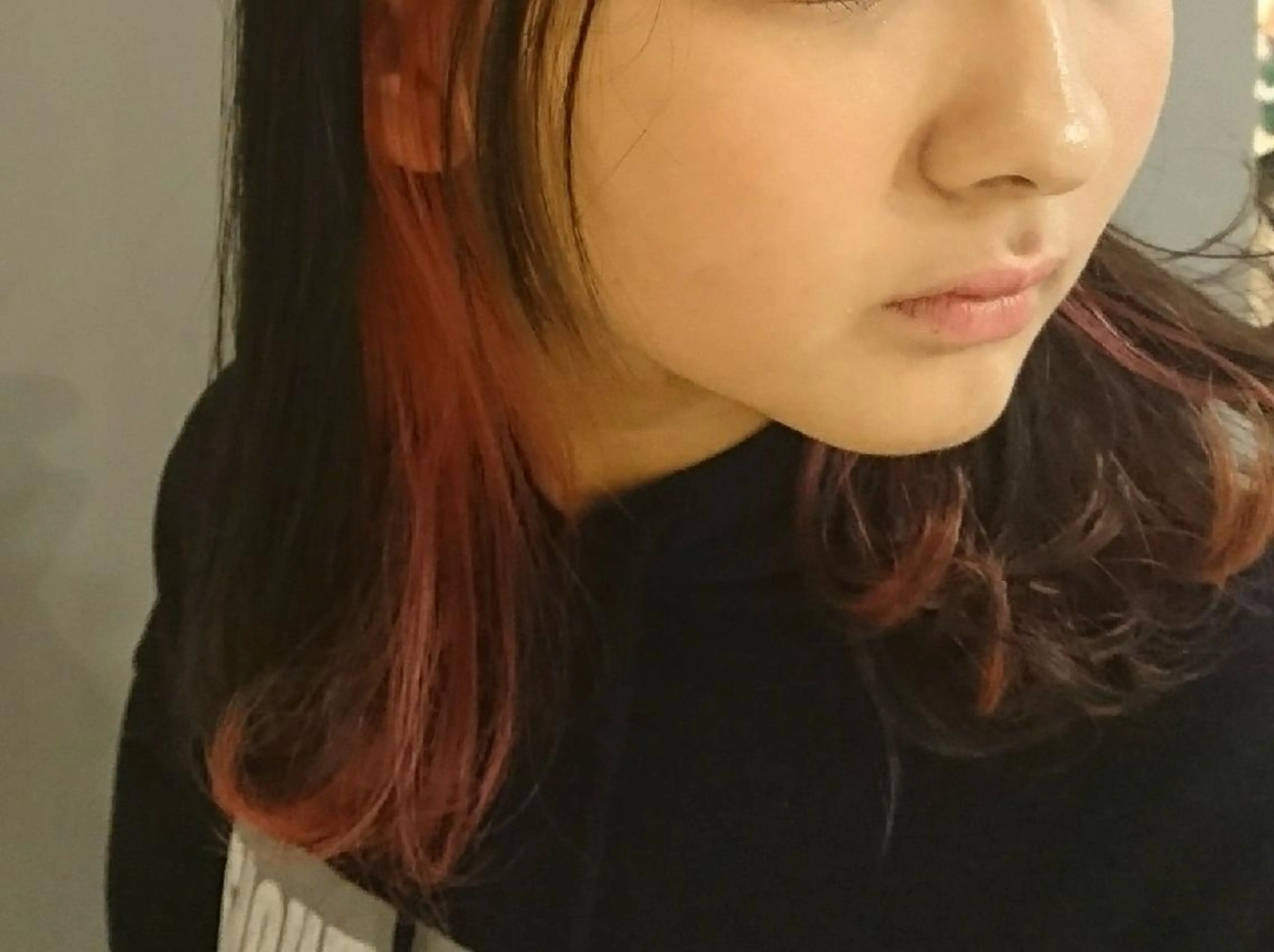 ミディアム カラー ブリーチ ダークグレー インナーカラー ピンクカラー レッドカラー coii コイ【原宿/表参道】のヘアスタイル