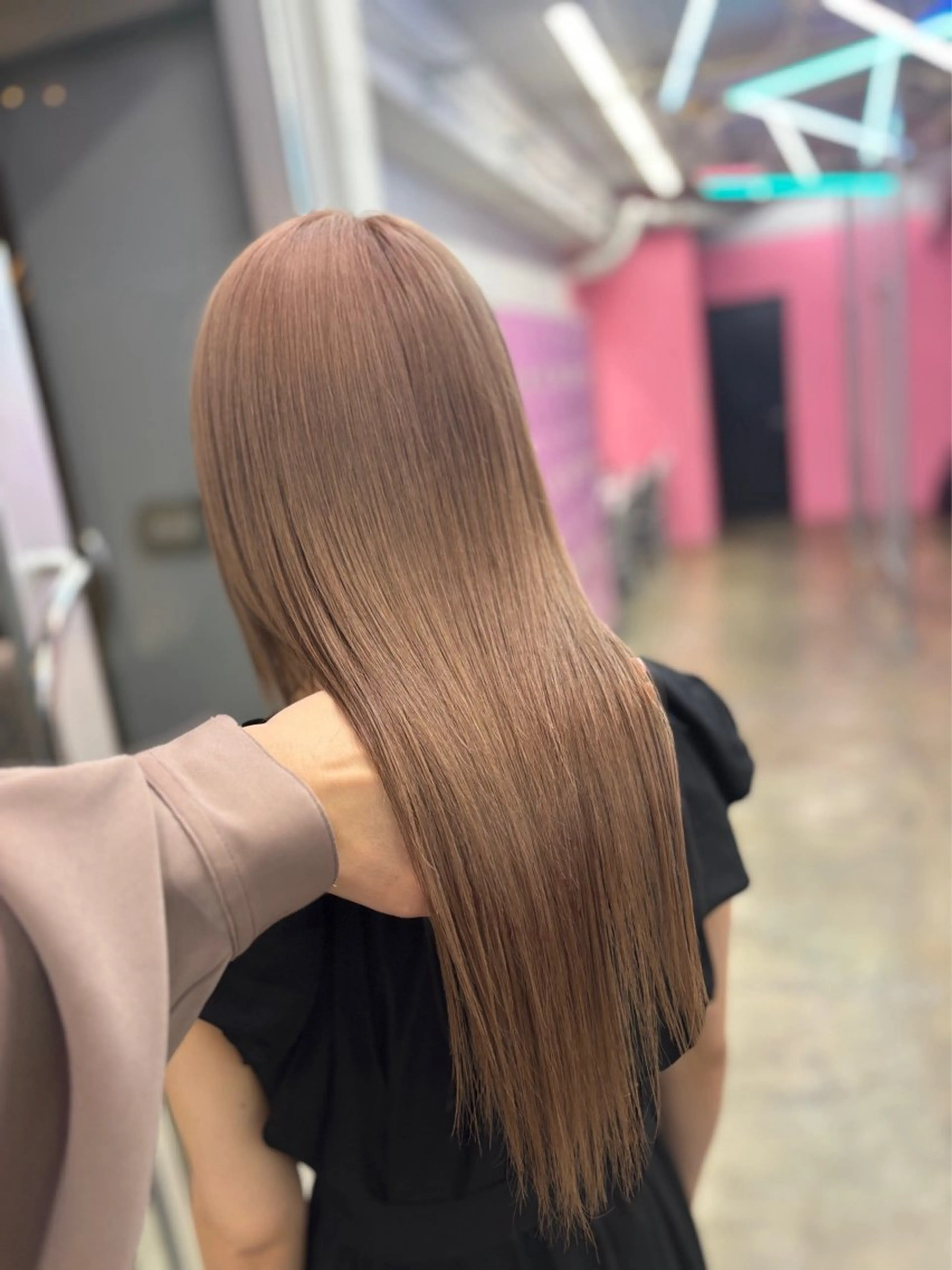 ロング カラー ベージュカラー ミルクティーベージュ DATE by Alan Smithee所属・韓国レイヤー顔周り カットのヘアスタイル