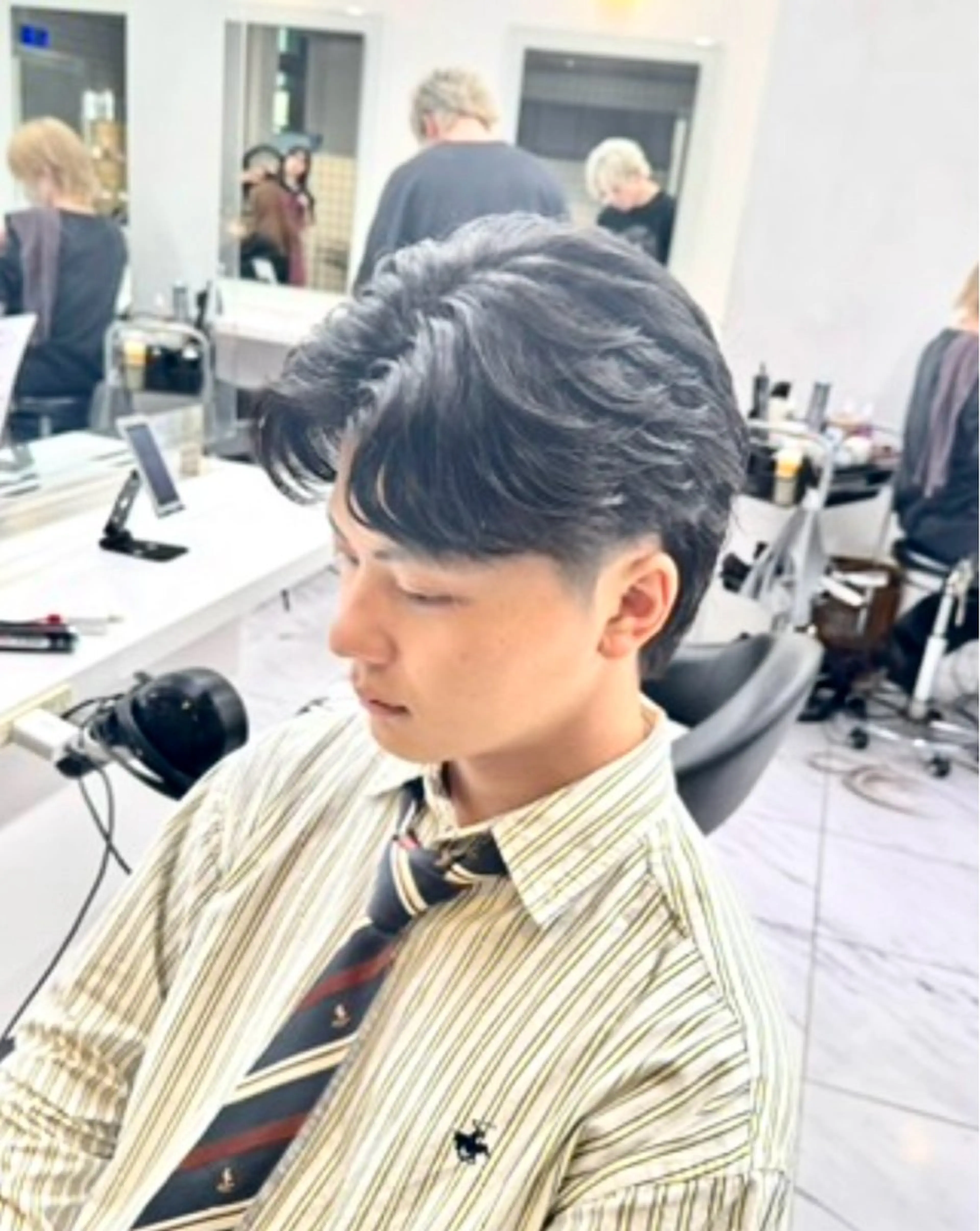 ミディアム パーマ ヘアアレンジ メンズ ミディアムパーマ フェザーパーマ メンズパーマ ヘアカラー パーマ トリートメント ヘアセット 顔まわりカット の達人のヘアスタイル