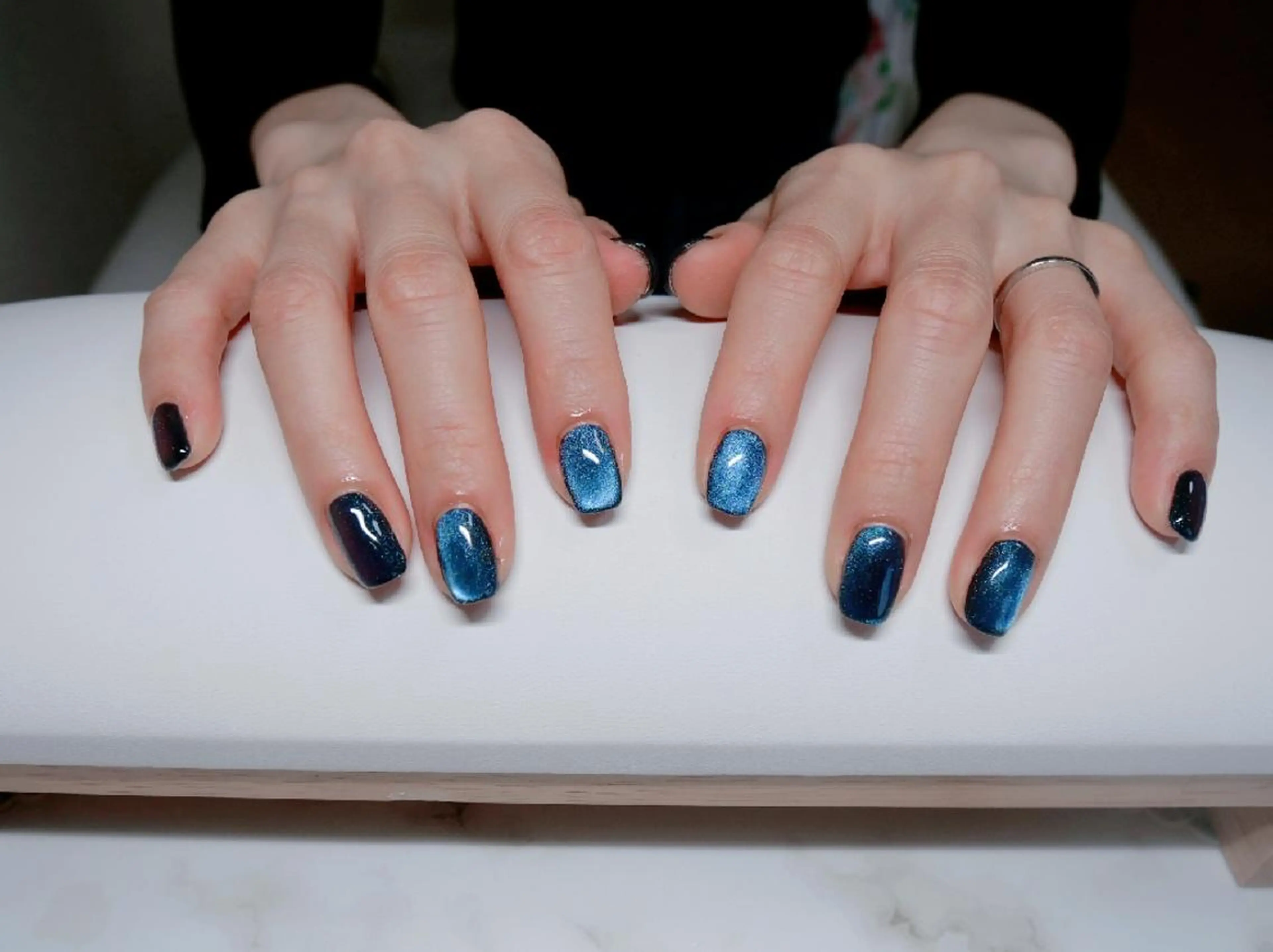 ネイル ブルー ジェルネイル マグネットネイル ワンカラーネイル ハンドネイル Nailsalon Graciasのネイルデザイン