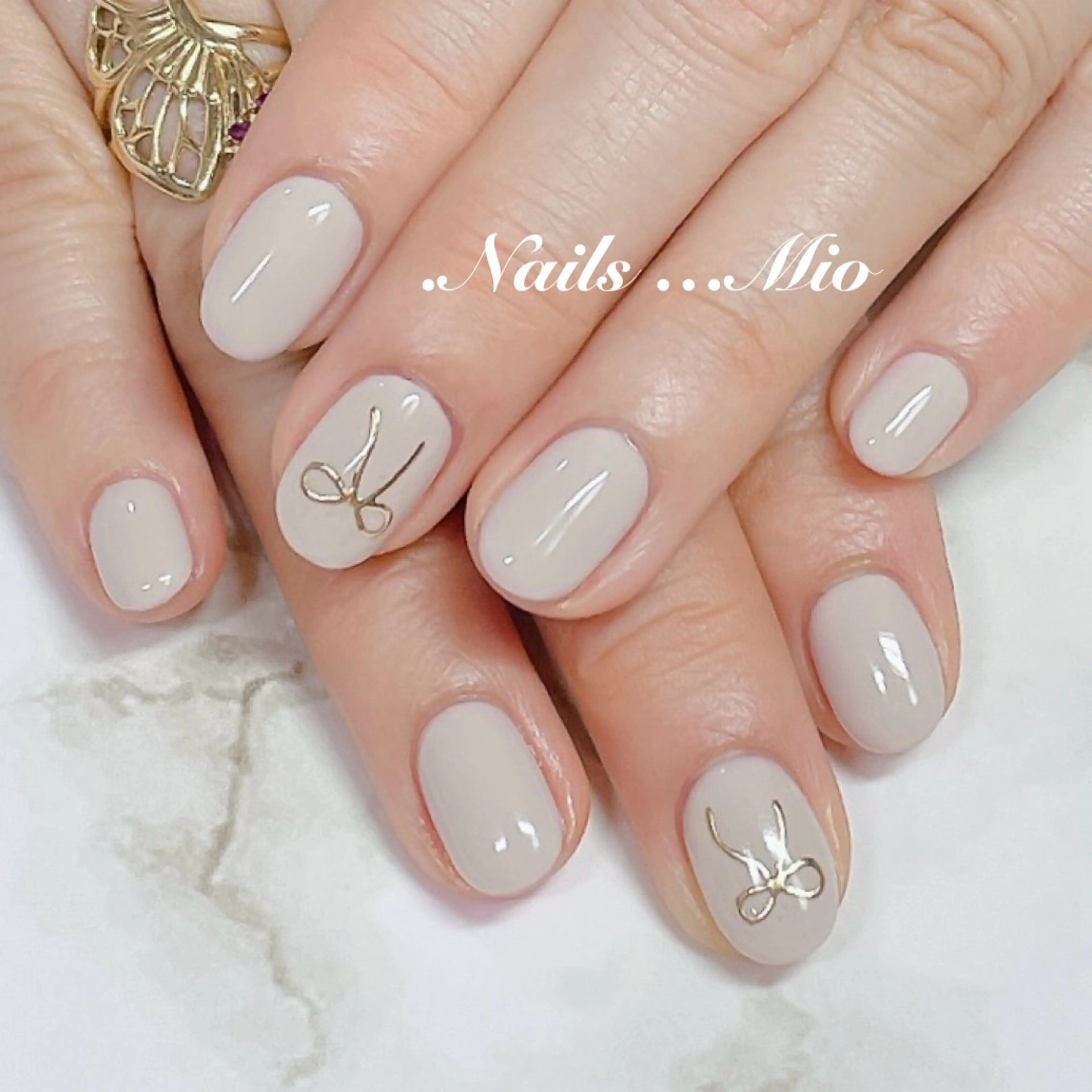 ネイル アートネイル ジェルネイル ワンカラーネイル 赤色 リボン .Nails Mio 赤羽西ネイルサロンのネイルデザイン
