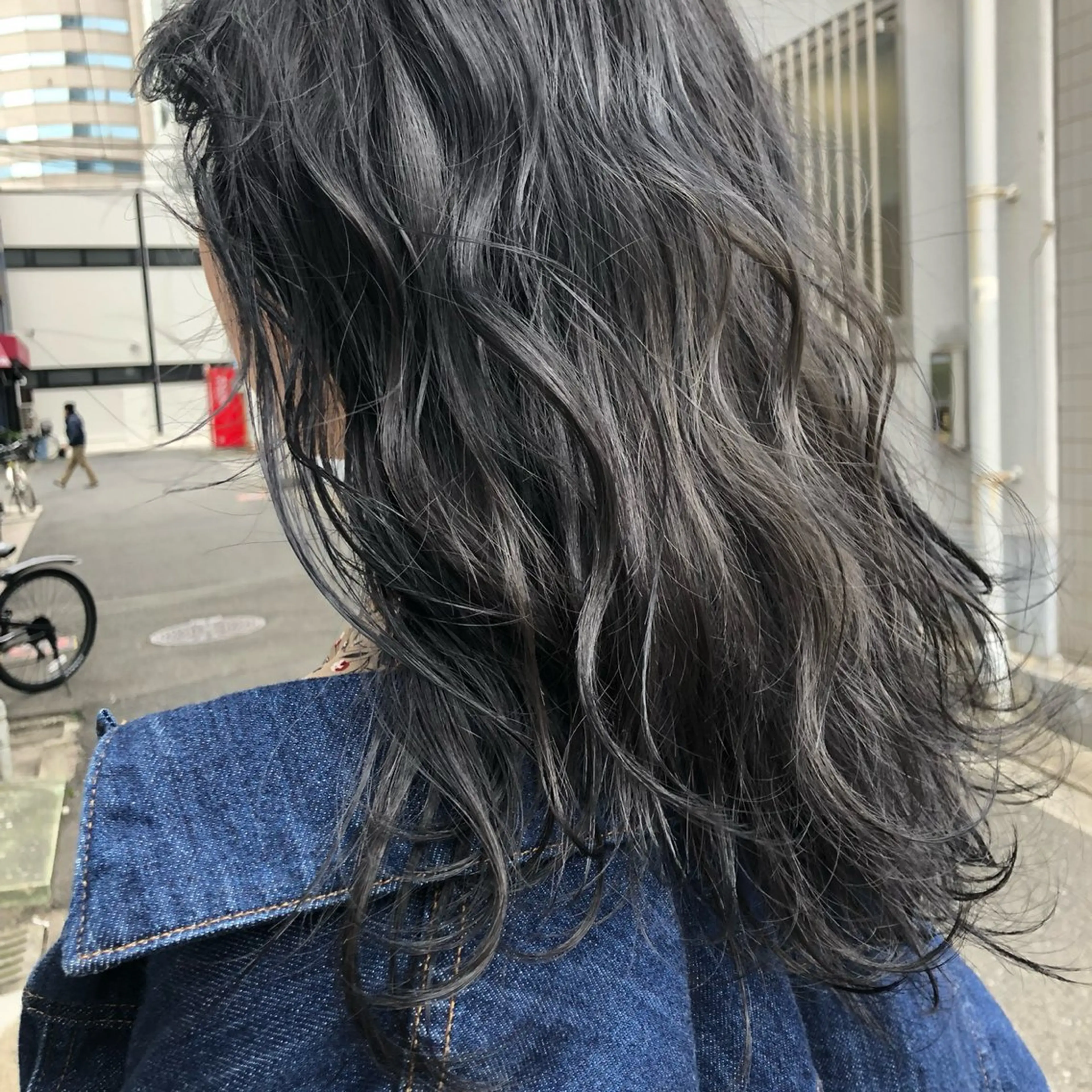 セミロング カラー 黒髪 ブリーチ ブルーカラー ブルーブラック 透明感カラー BELO/ yuzuのヘアスタイル