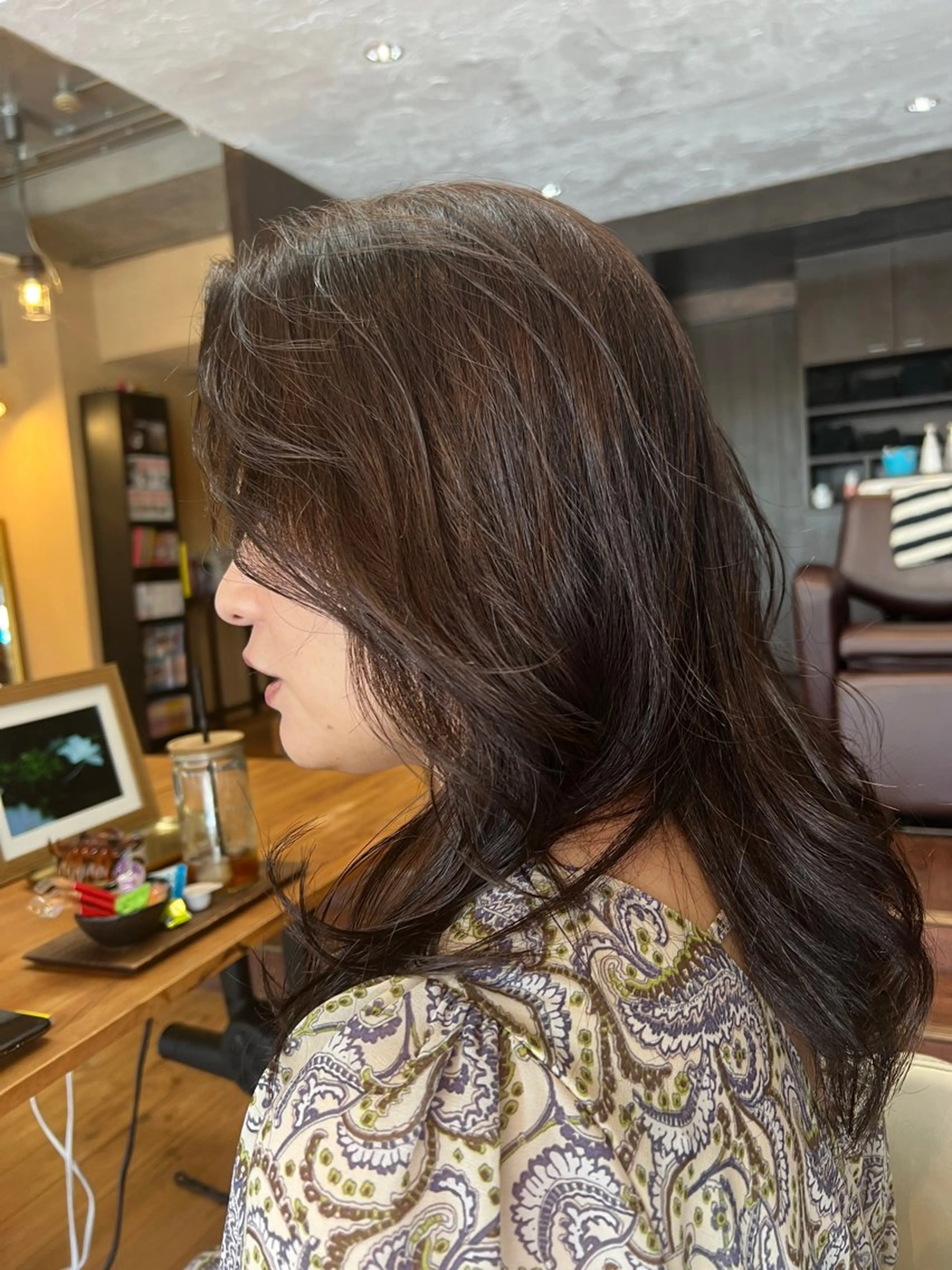 セミロング カラー 天使の羽バング・フェザーバング 髪質改善 ヨシンモリ 韓国風ヘア オン眉 カット ヘアカラー トリートメント BEACH　HAIR&NAIL所属・両国駅徒歩1分⭐️ アイロン仕上げのヘアスタイル