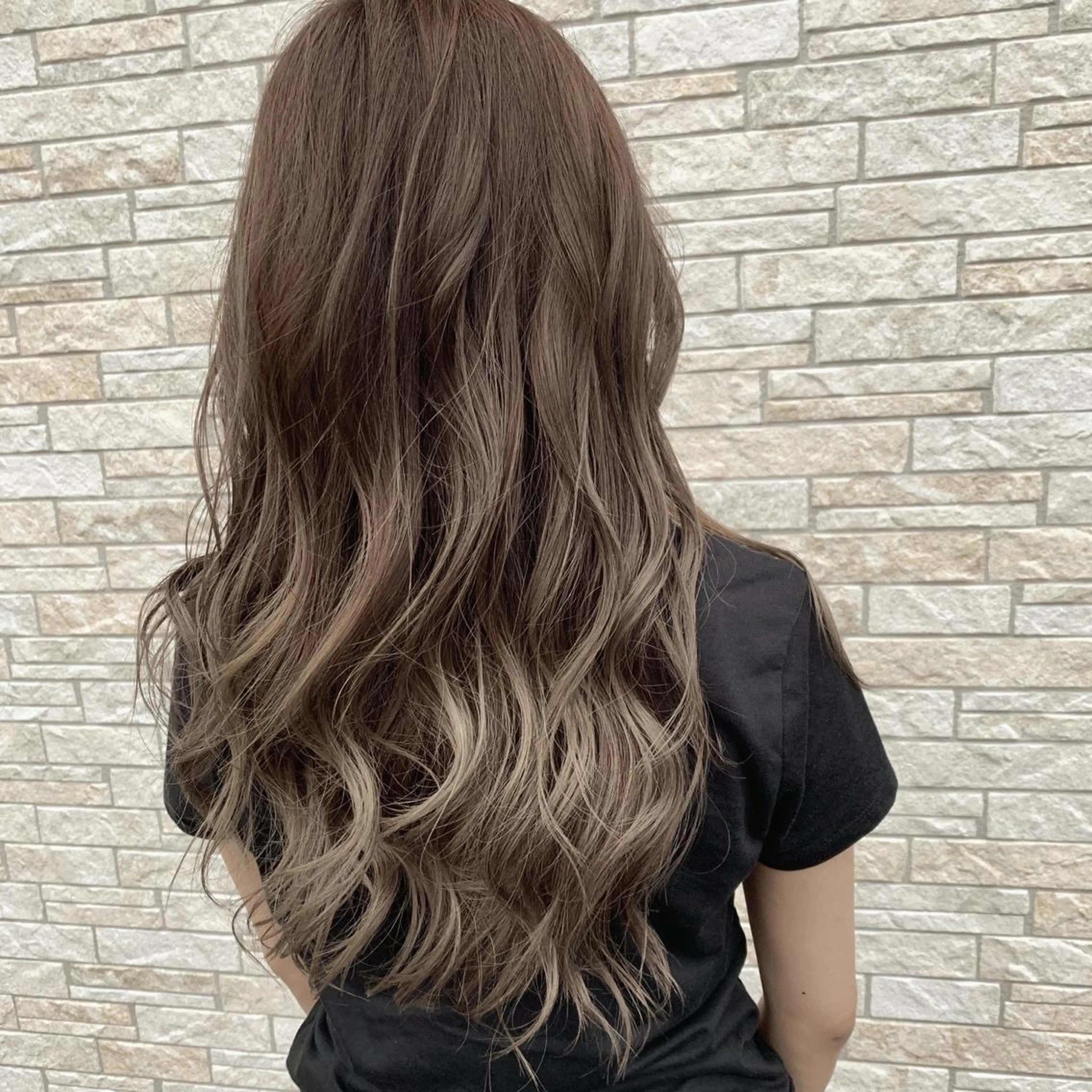 ロング カラー ヘアアレンジ アッシュ グラデーションカラー ミルクティーアッシュ ヘアカラー 守屋 颯太のヘアスタイル