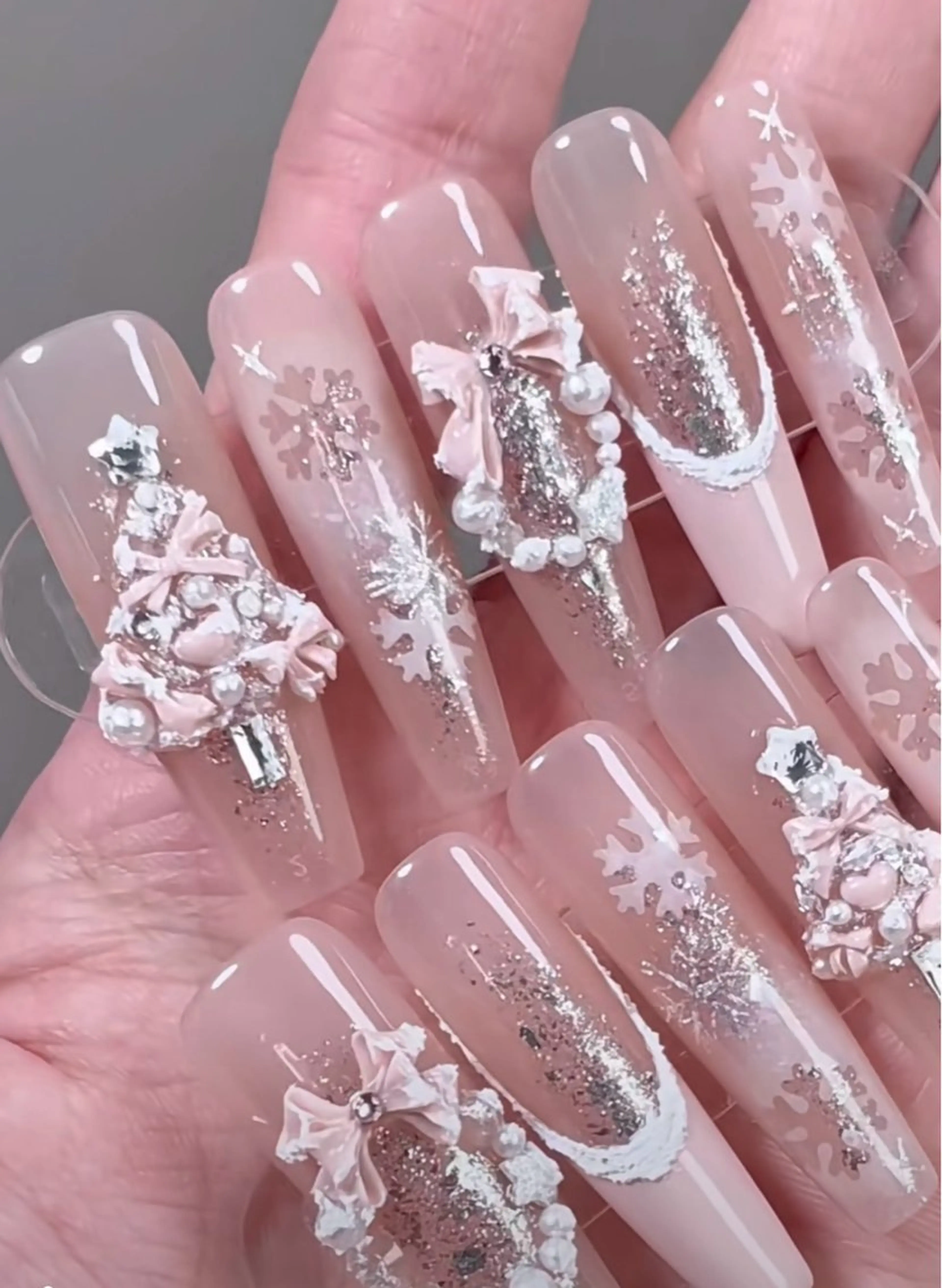 ネイル ブルー チークネイル フレンチネイル ハート ホログラムネイル ハンドネイル インフィニティ ネイルサロンのネイルデザイン