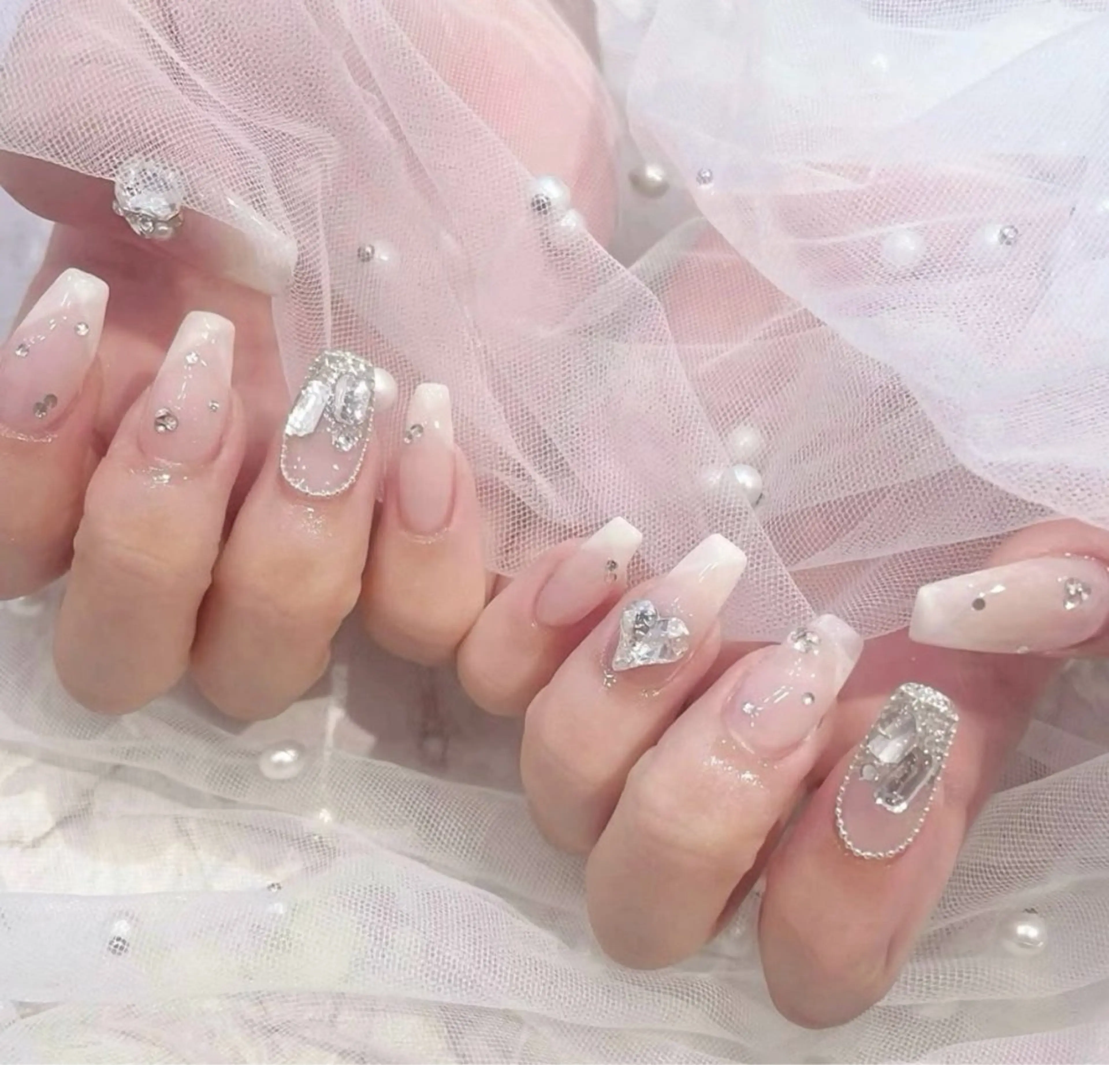 ネイル 成人式 ドット フレンチネイル ジェルネイル ガラスフレンチ ハンドネイル クイーンズネイル銀座所属・Queeens nailのネイルデザイン