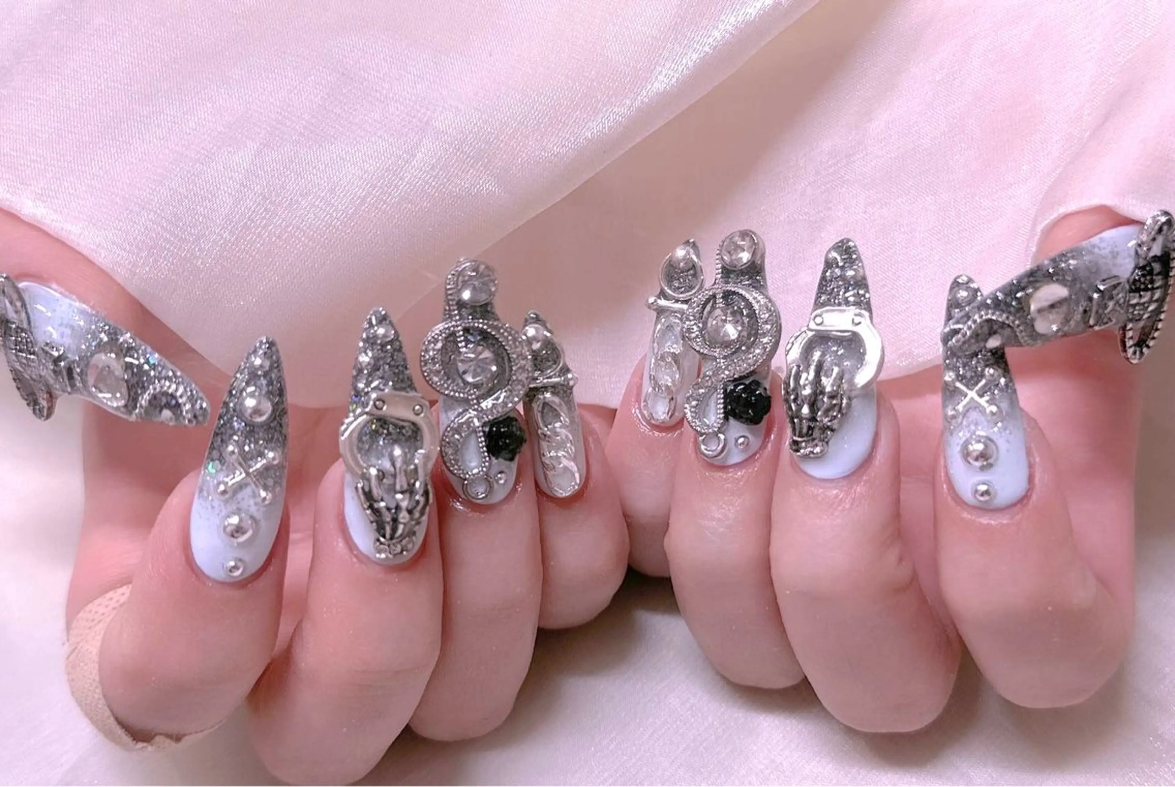 ネイル ブルー チークネイル フレンチネイル ハート ホログラムネイル ハンドネイル 美爪パラジェル導入店 Sunnilyのネイルデザイン