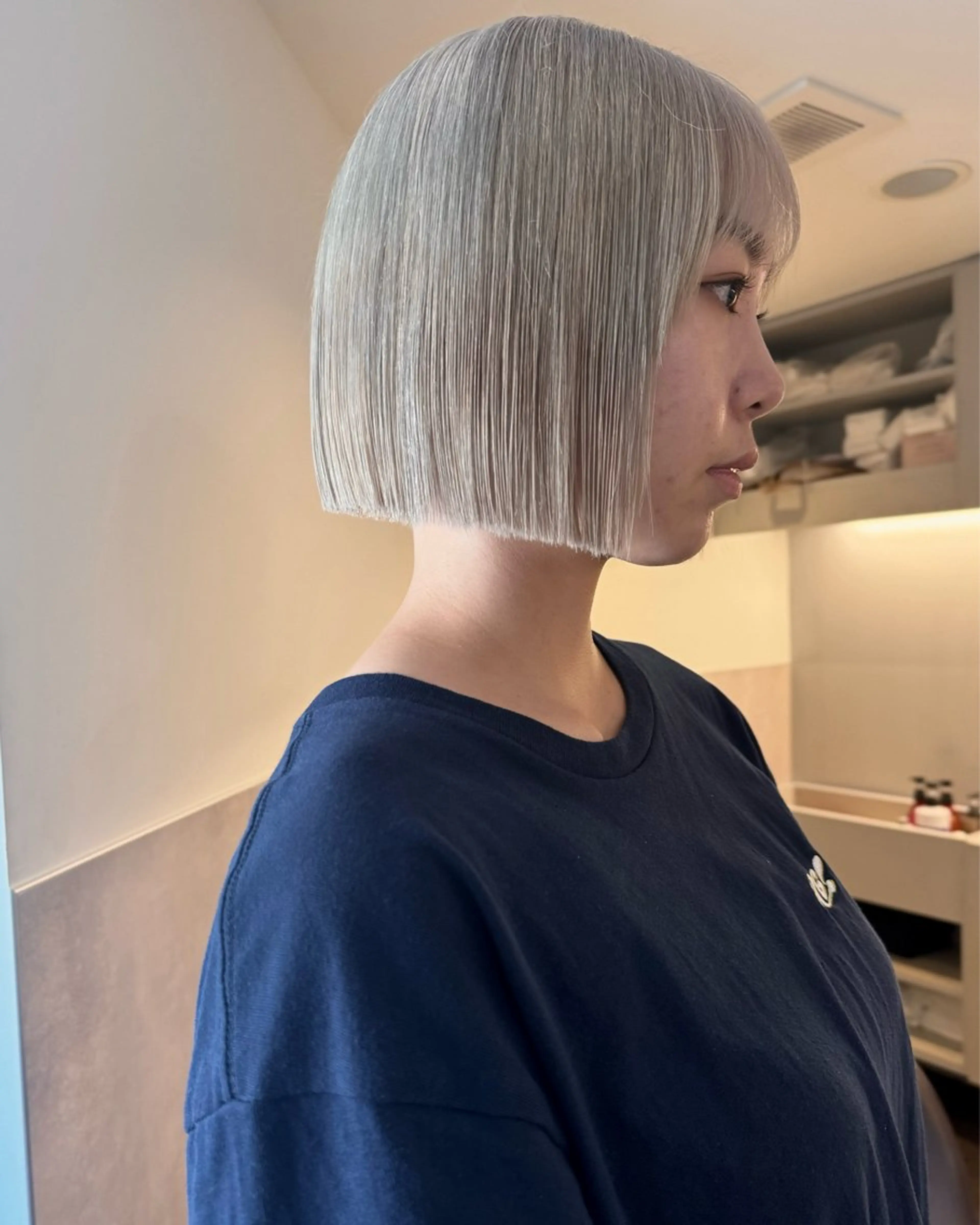 ショート カラー ブロンド ハイトーンカラー ホワイトブロンド ボブ カット ヘアカラー トリートメント RAIMA ハイトーンレイヤーのヘアスタイル