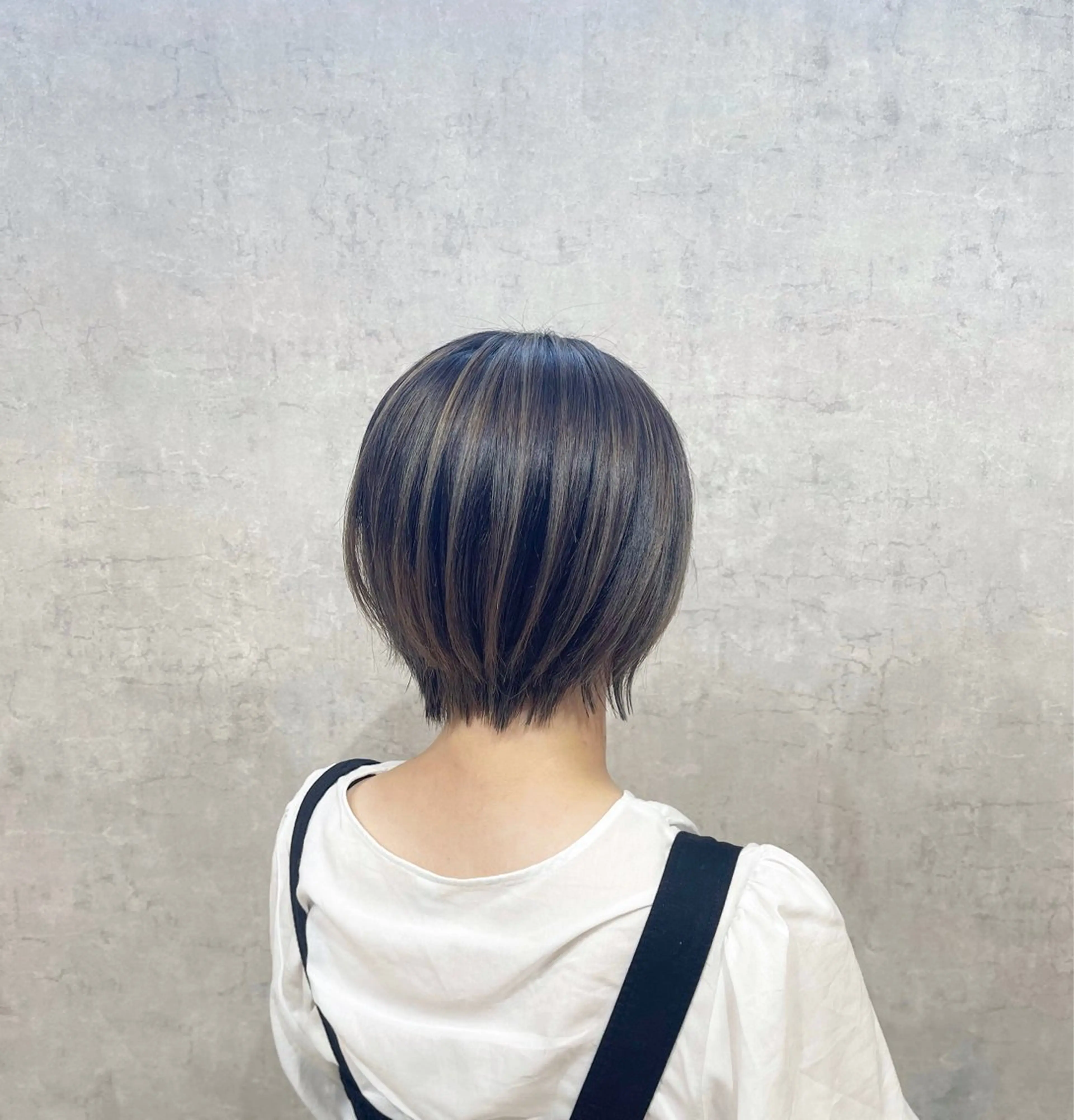 ショート カラー 佐々木  まゆかのヘアスタイル