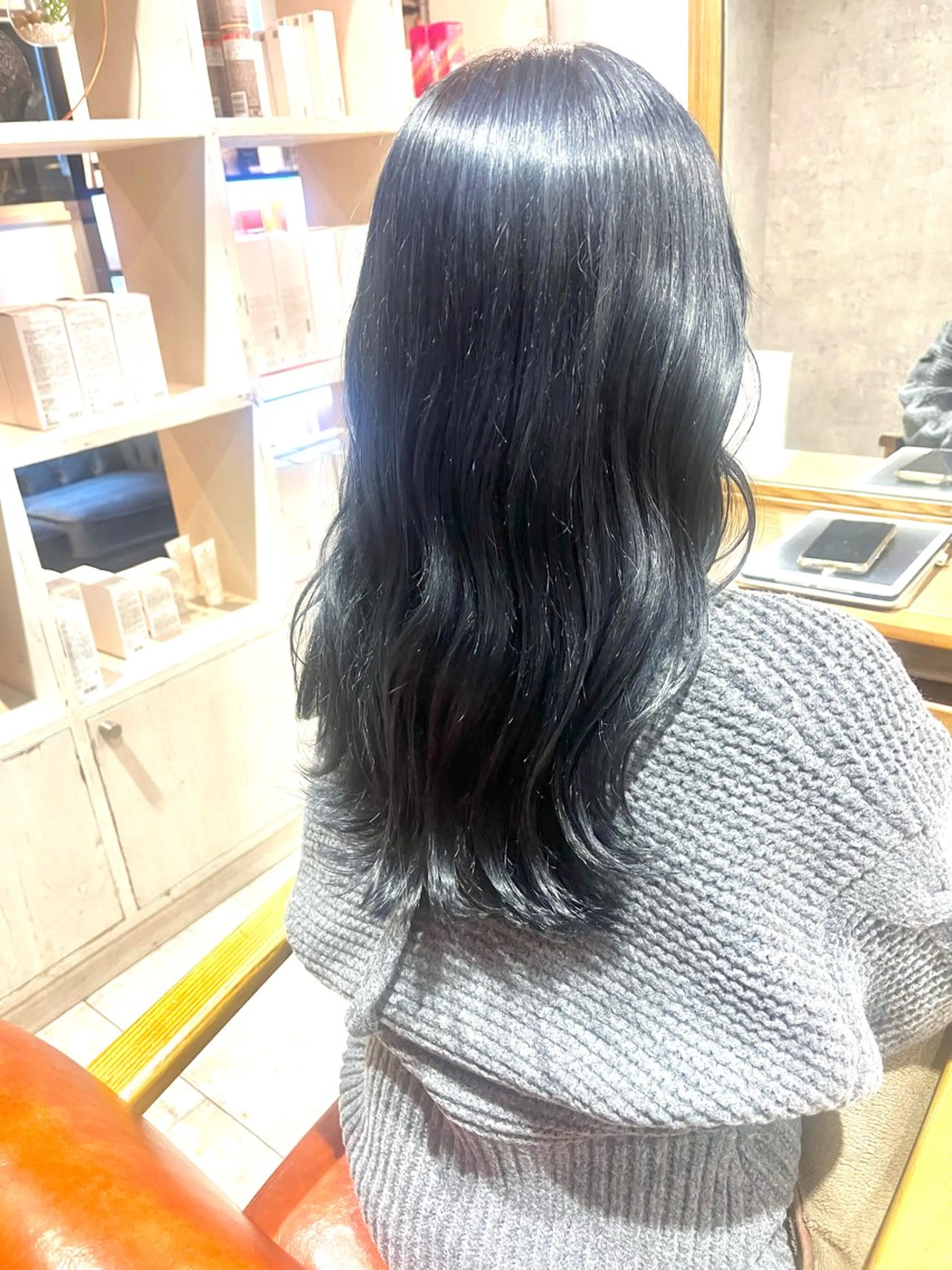 ミディアム カラー ブルーカラー 透明感カラー シルバー qrop所属・柴田 翔太郎のヘアスタイル