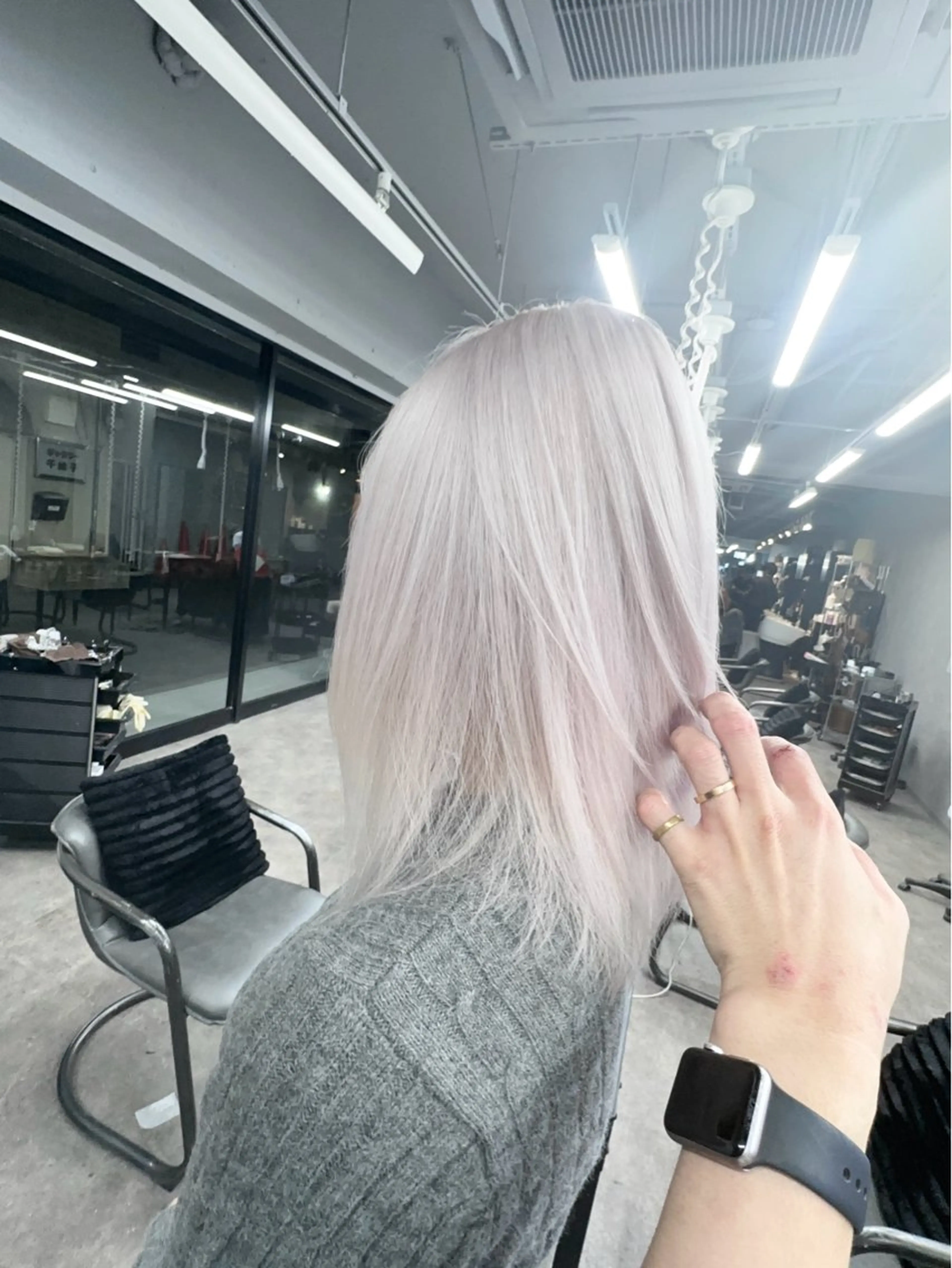 ロング 前髪カット🩶レイヤ ー🩶ハイトーン🩶のヘアスタイル