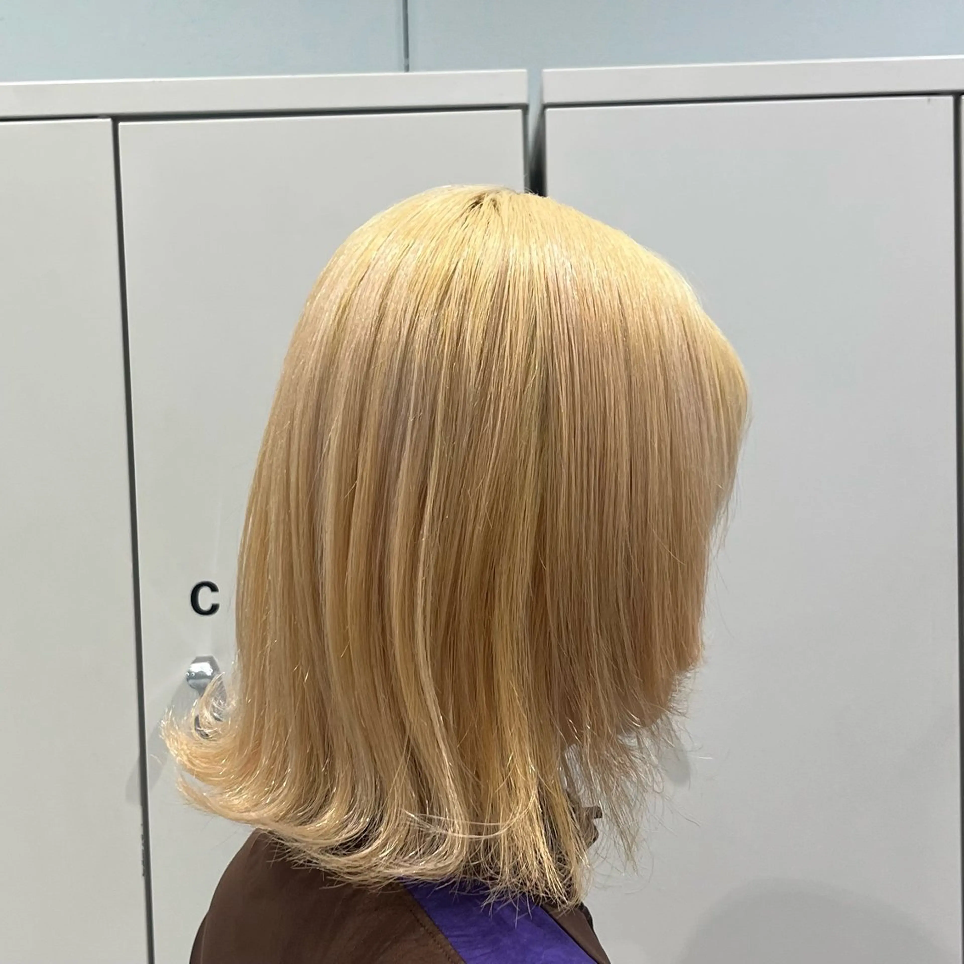 ミディアム カラー 抜きっぱなしブロンド ブロンド ヘアカラー トリートメント Kurume／ NORA UMEDAのヘアスタイル