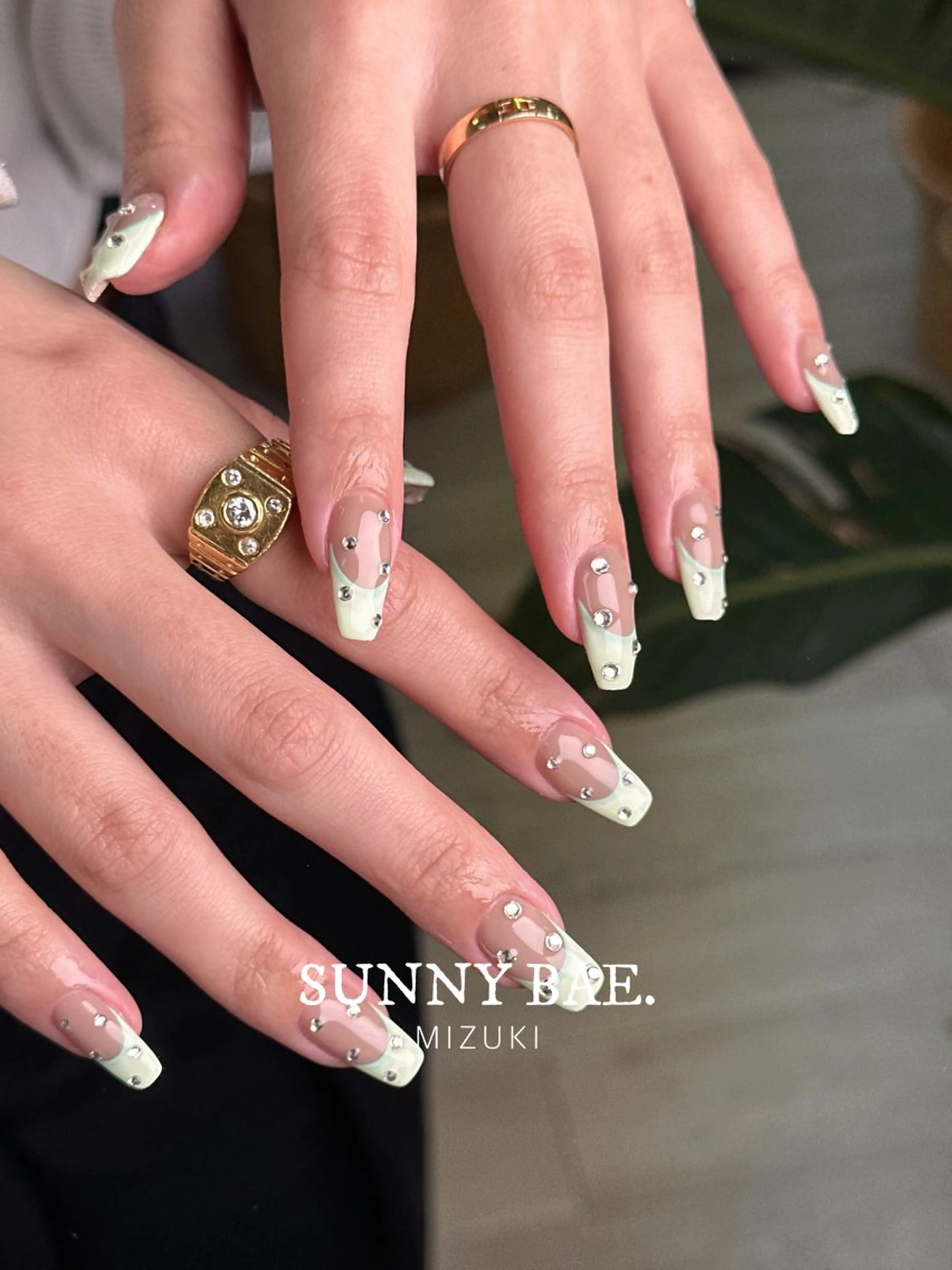 ネイル フレンチネイル グリーン ロングネイル ストーンネイル ハンドネイル SUNNY BAE. 🌼MIZUKIのネイルデザイン