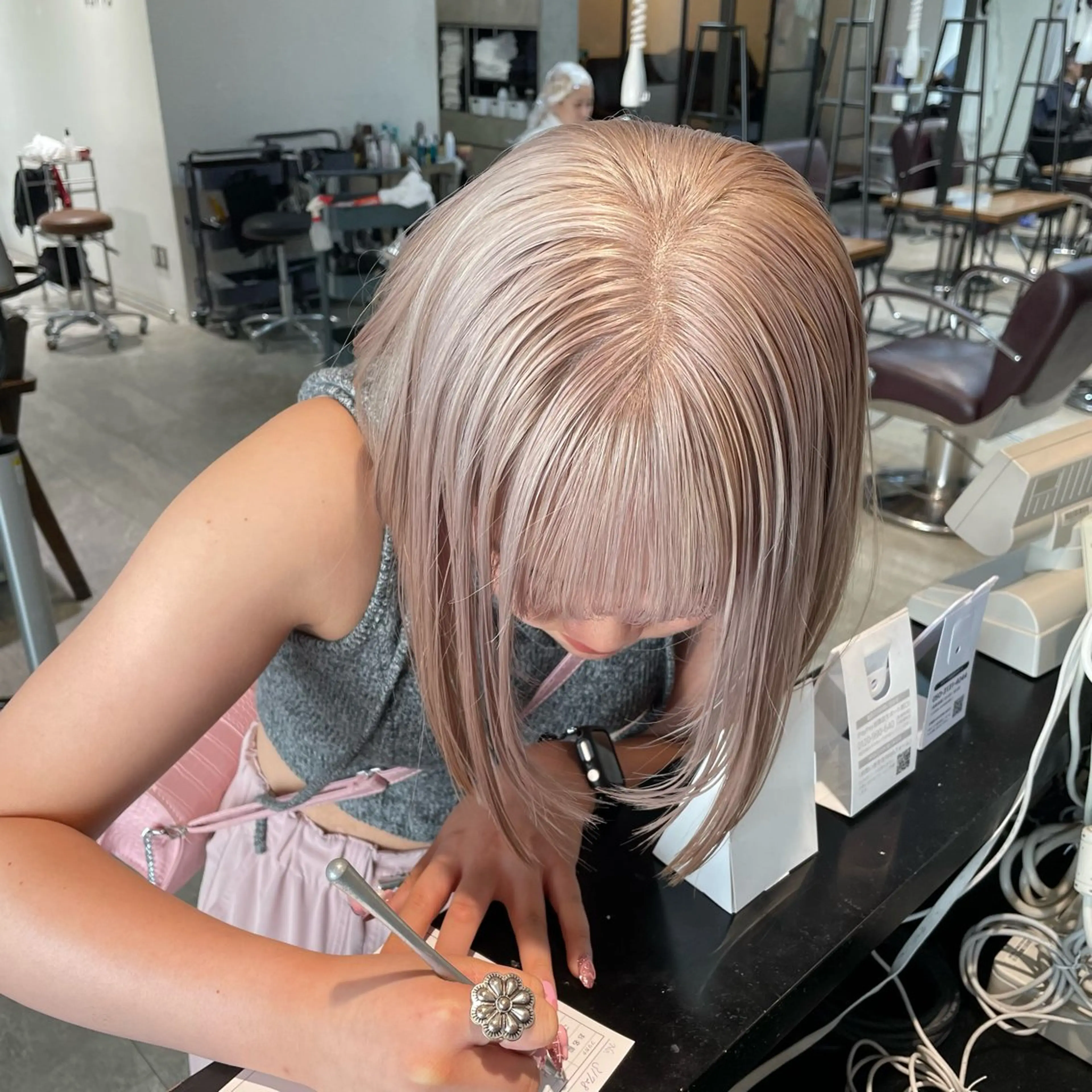 ミディアム カラー ヘアカラー 🩵ྀིハイトーン みほ🎀🫐のヘアスタイル