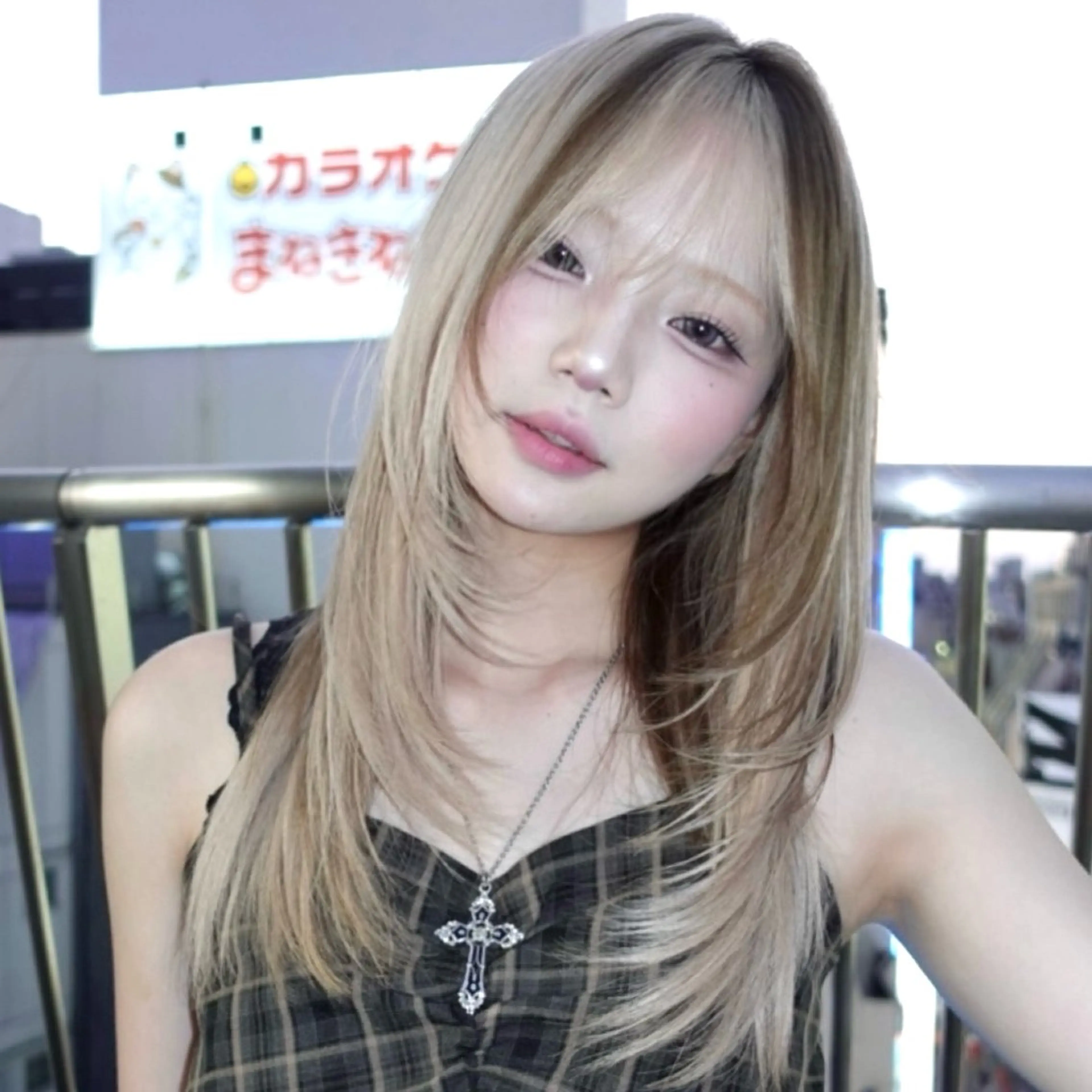 セミロング 顔まわりレイヤー ハッシュカット ハイレイヤー レイヤーカット 似合わせカット カット トリートメント レイヤーカット ダブルカラーのヘアスタイル