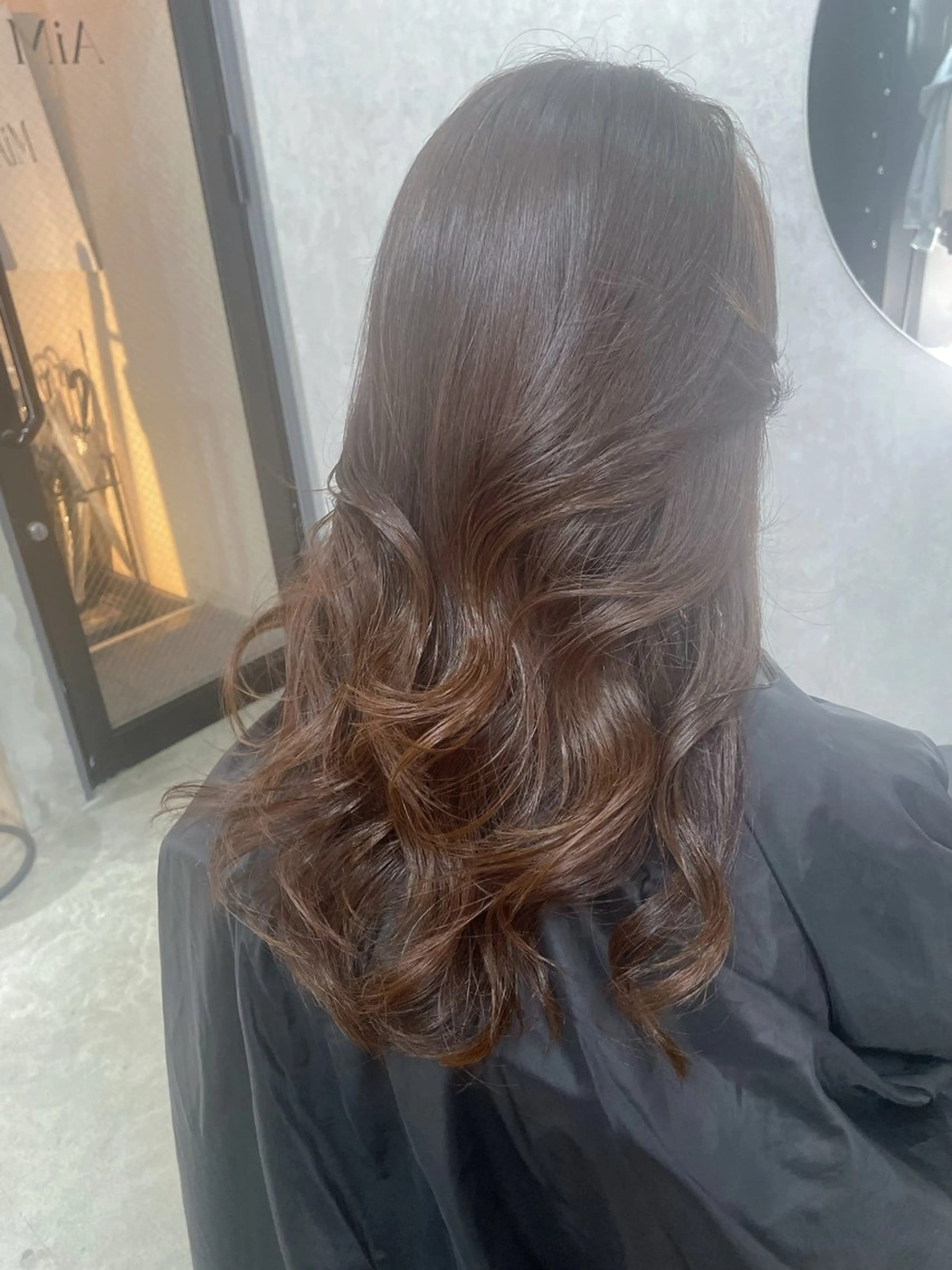 ロング カラー ベージュカラー AIRI layer cut hairのヘアスタイル