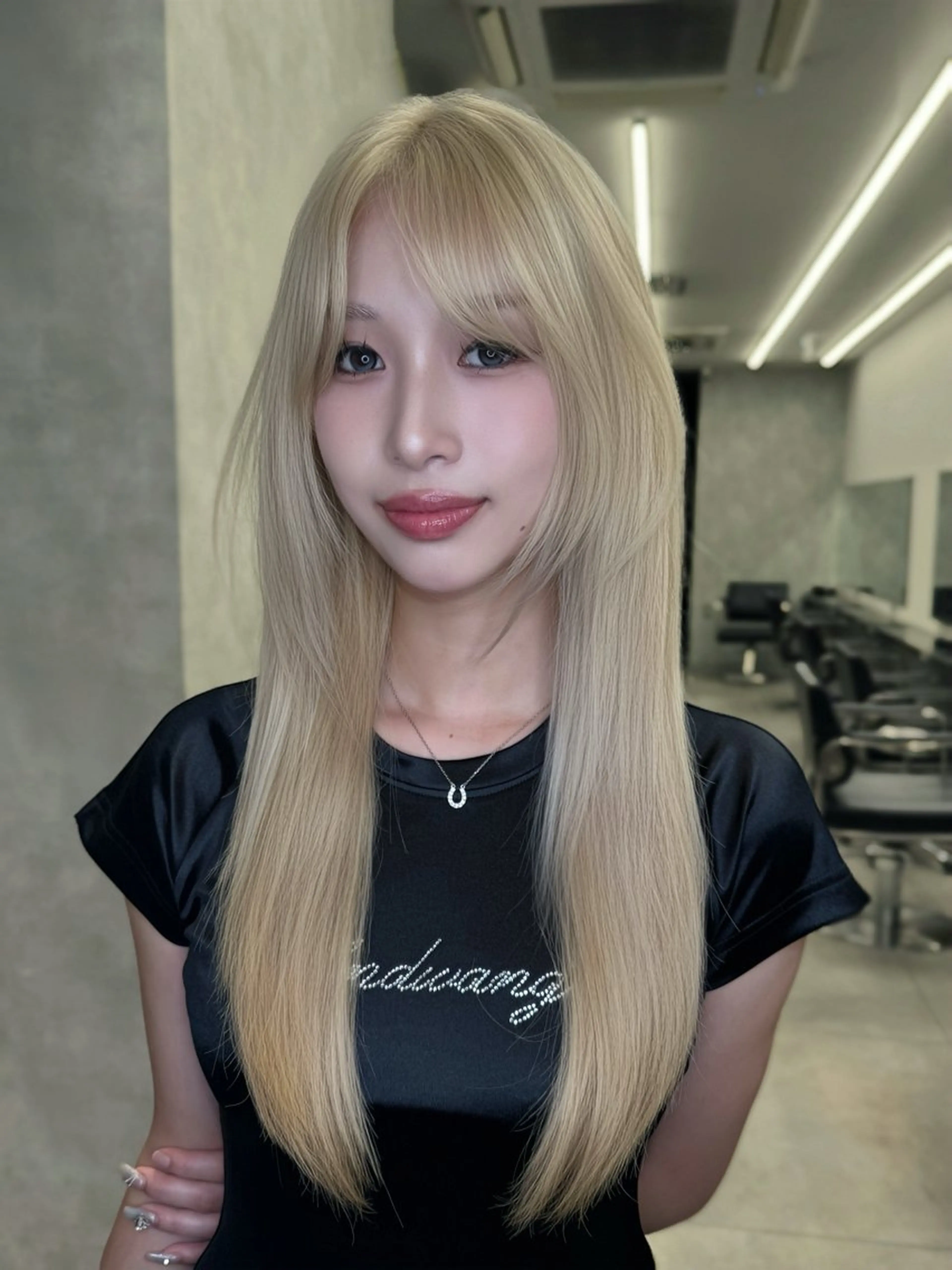 ロング カラー ヘアカラー 𝐥𝐚𝐲𝐞𝐫 韓⛓️ハイトーンのヘアスタイル