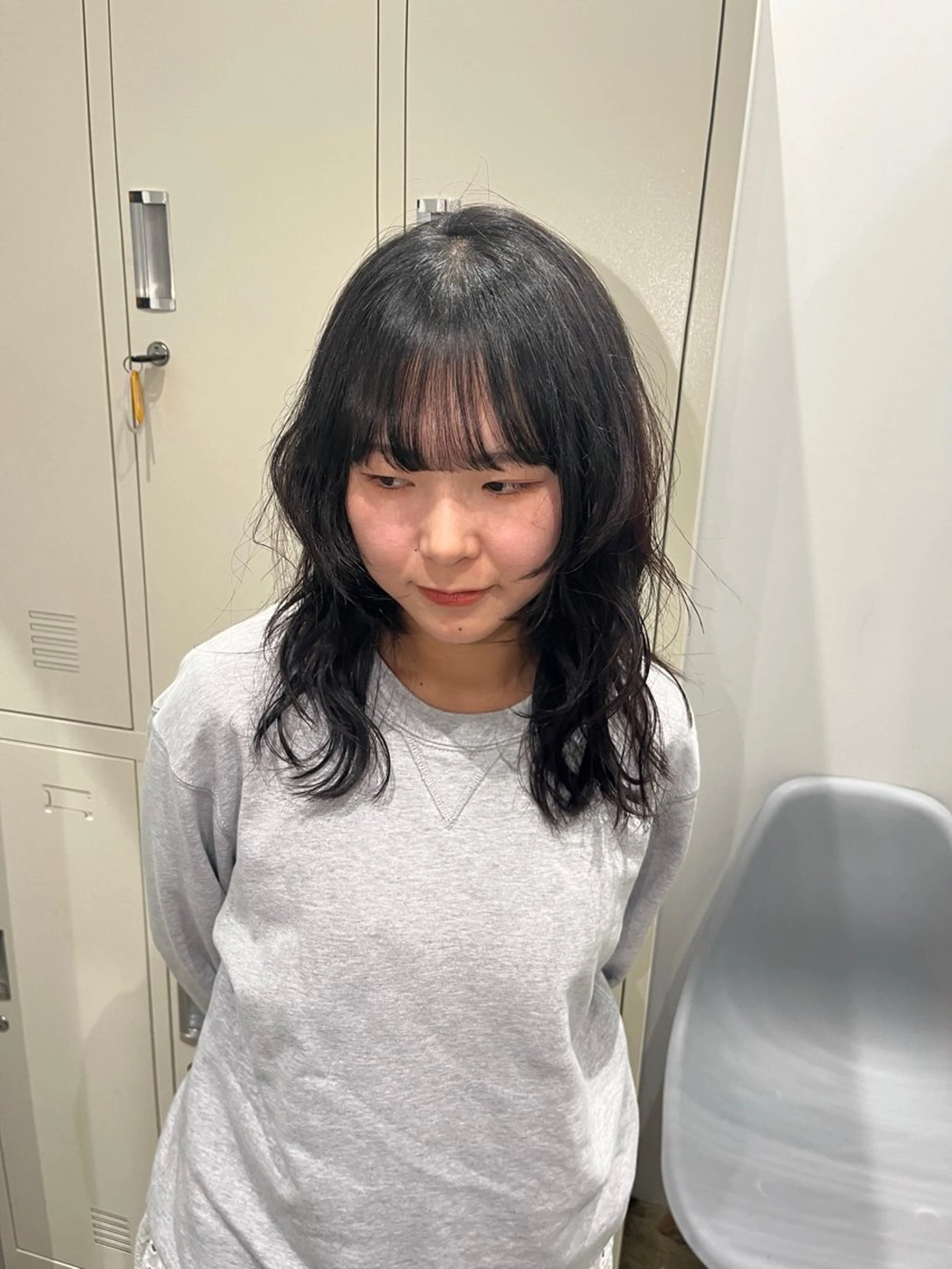 ミディアム ミディアムパーマ レイヤーカット 友花 暗髪／ナチュラルのヘアスタイル